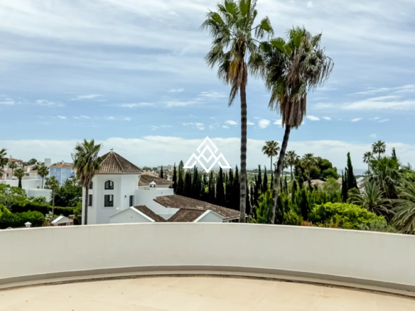 Spacious El Paraiso Villa on a 1,402 m² plot in Estepona. Prime Spain villa for sale close to golf, beaches, and all amenities.