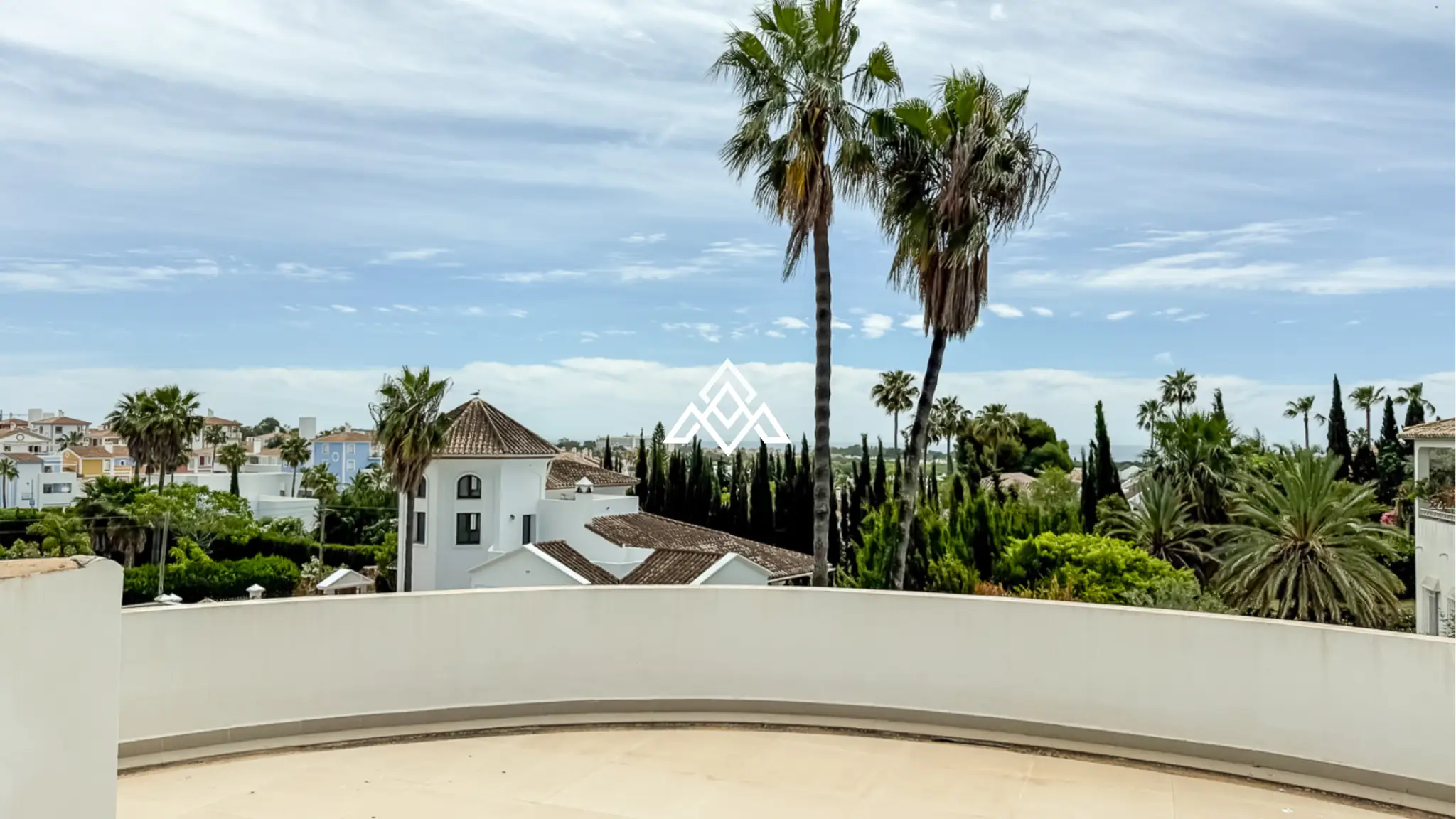 Spacious El Paraiso Villa on a 1,402 m² plot in Estepona. Prime Spain villa for sale close to golf, beaches, and all amenities.