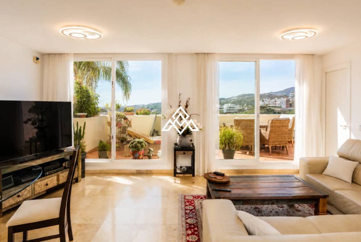 Luxury Benahavis Apartment with panoramic sea, golf and lake views, renovated interiors and terrace. Prime Spain real estate opportunity.