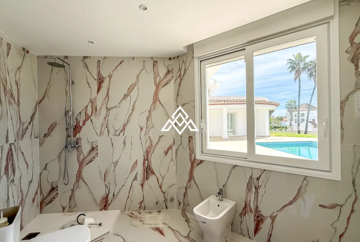 Spacious El Paraiso Villa on a 1,402 m² plot in Estepona. Prime Spain villa for sale close to golf, beaches, and all amenities.