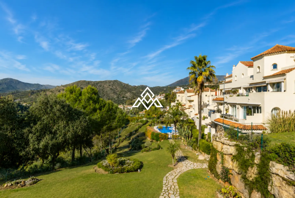 Luxury Benahavis Apartment with panoramic sea, golf and lake views, renovated interiors and terrace. Prime Spain real estate opportunity.