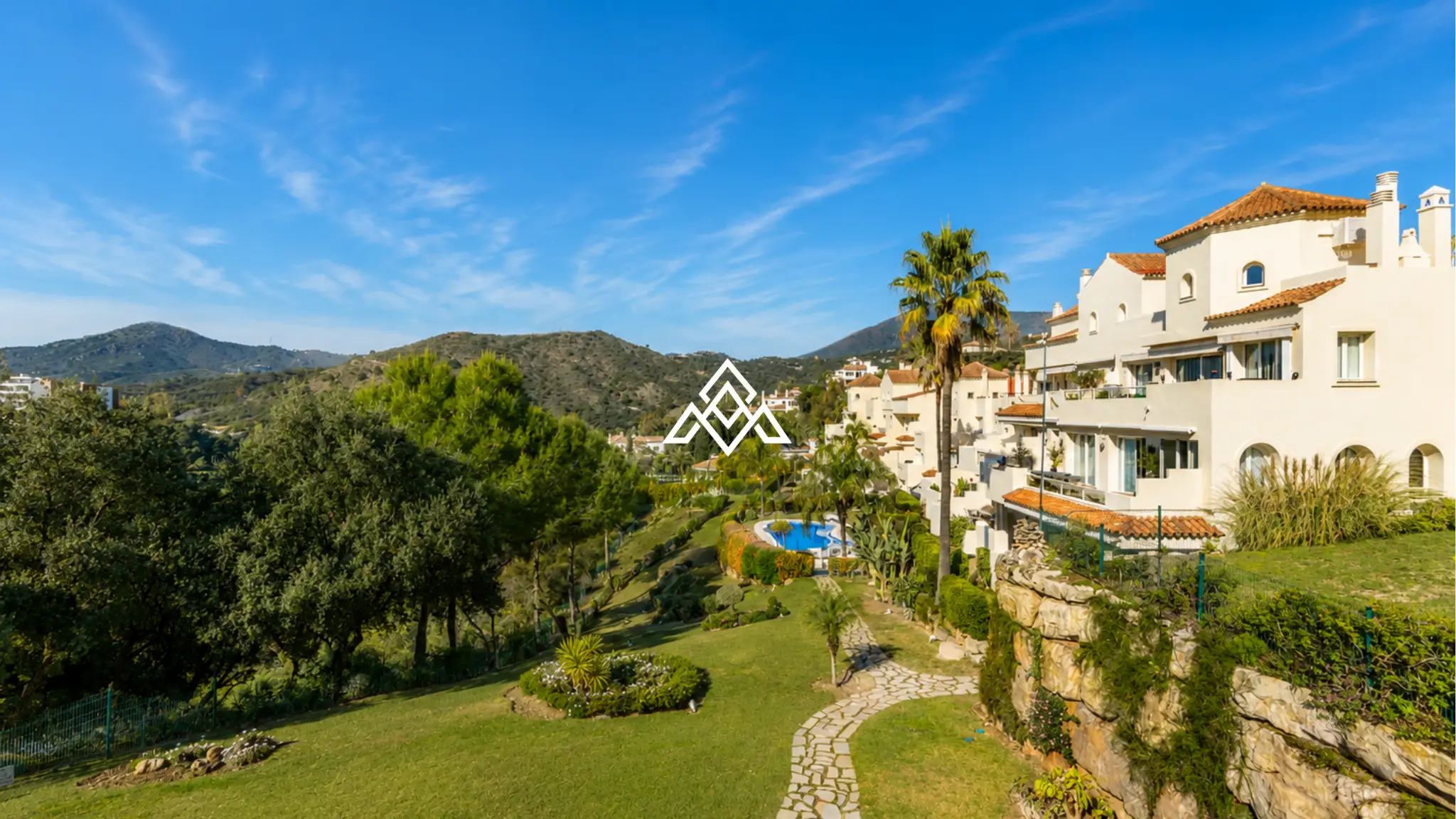 Luxury Benahavis Apartment with panoramic sea, golf and lake views, renovated interiors and terrace. Prime Spain real estate opportunity.