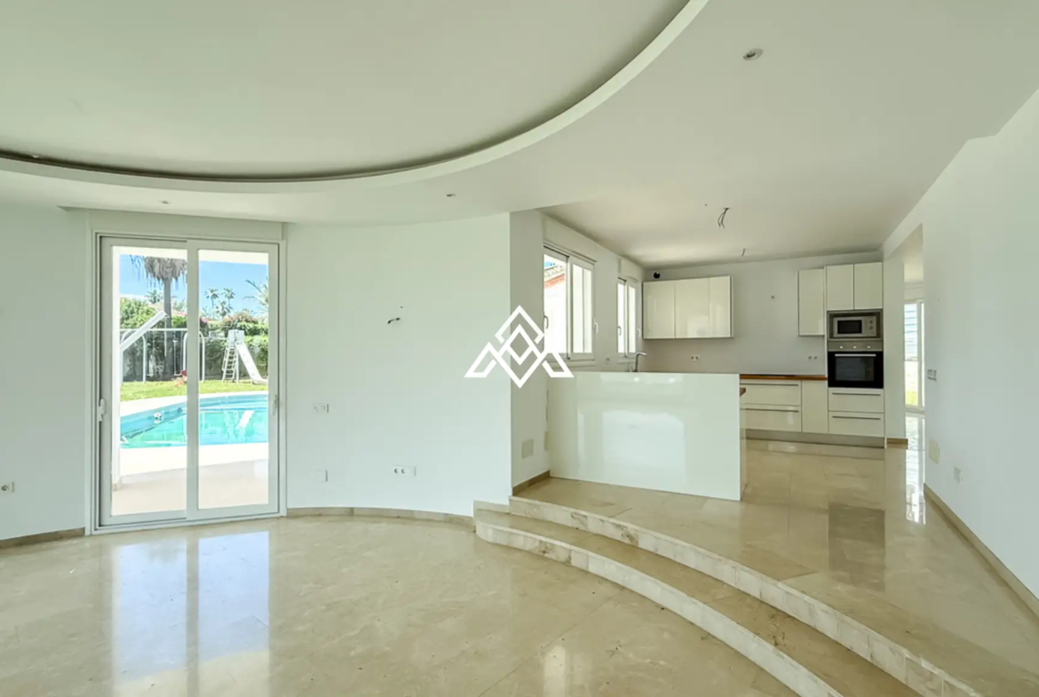 Spacious El Paraiso Villa on a 1,402 m² plot in Estepona. Prime Spain villa for sale close to golf, beaches, and all amenities.