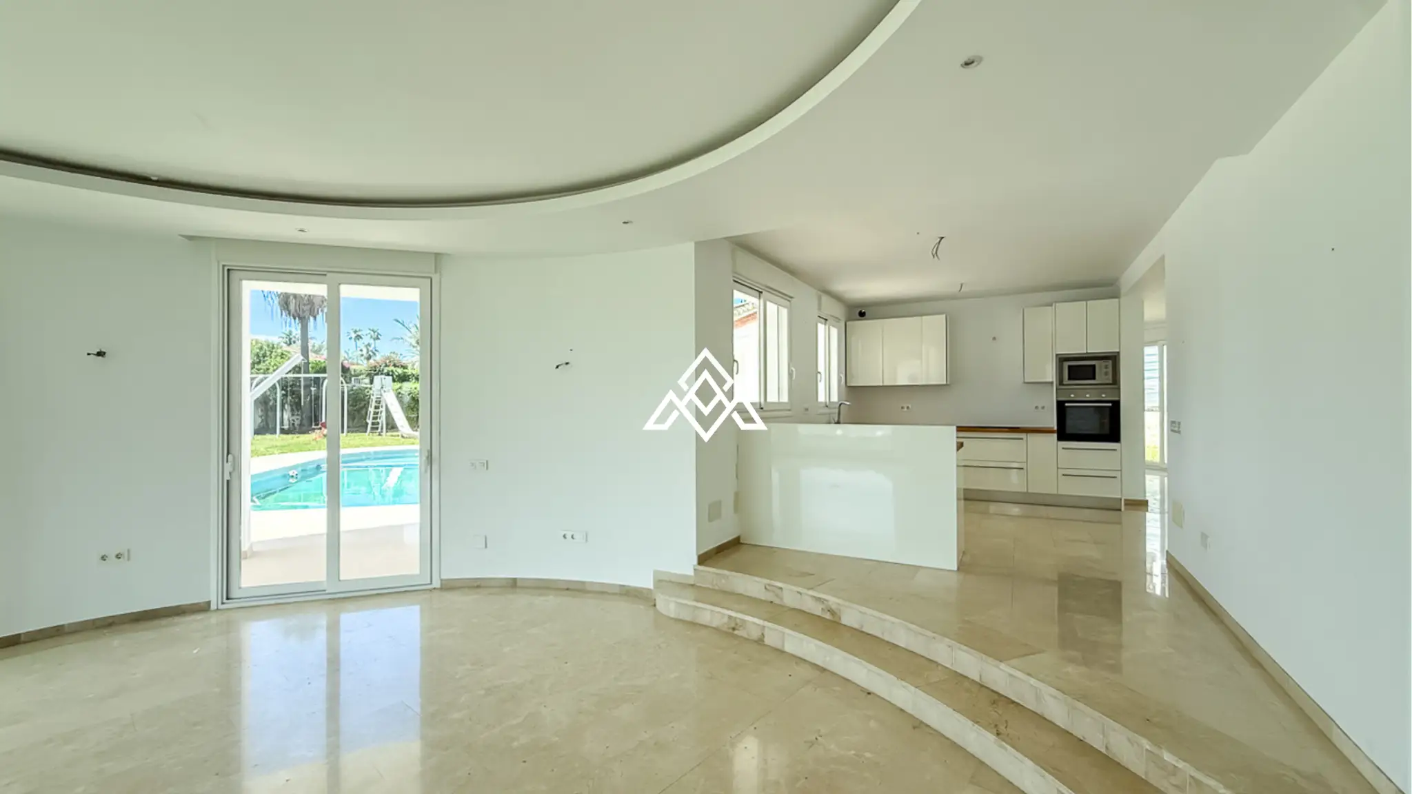 Spacious El Paraiso Villa on a 1,402 m² plot in Estepona. Prime Spain villa for sale close to golf, beaches, and all amenities.