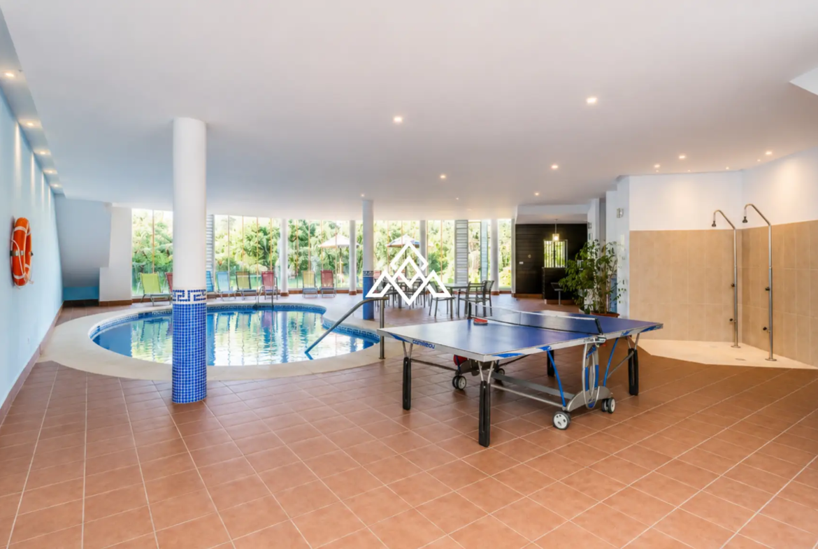 Luxury Benahavis Apartment with panoramic sea, golf and lake views, renovated interiors and terrace. Prime Spain real estate opportunity.