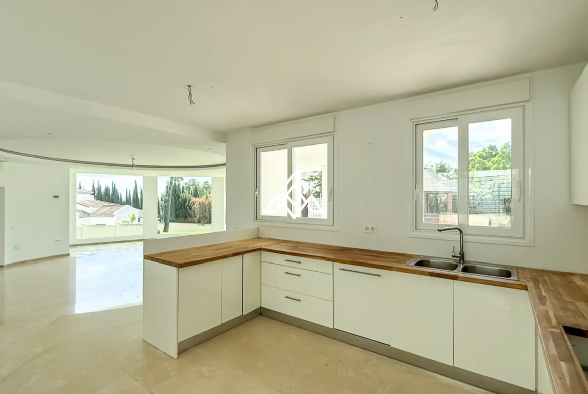 Spacious El Paraiso Villa on a 1,402 m² plot in Estepona. Prime Spain villa for sale close to golf, beaches, and all amenities.