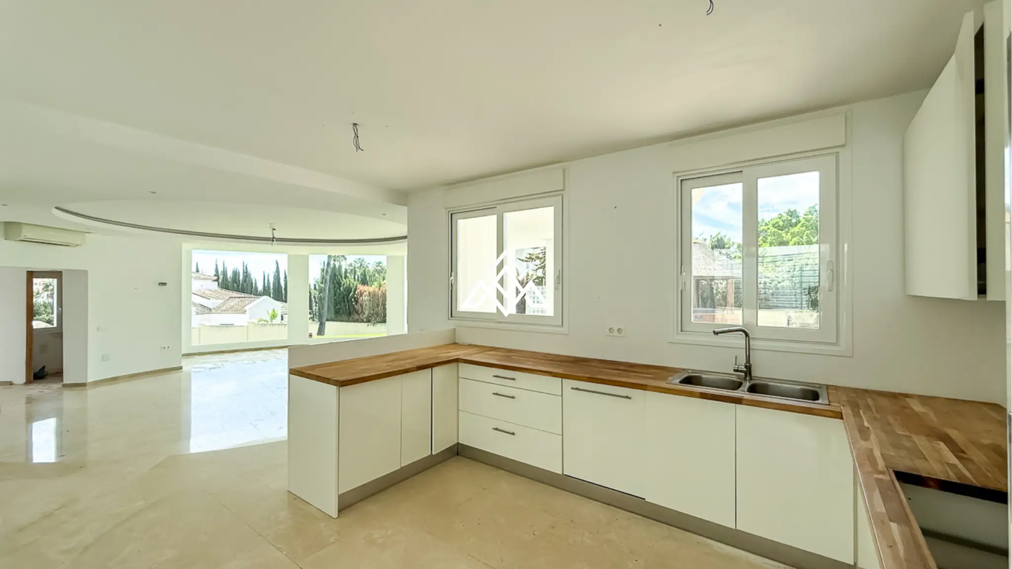 Spacious El Paraiso Villa on a 1,402 m² plot in Estepona. Prime Spain villa for sale close to golf, beaches, and all amenities.