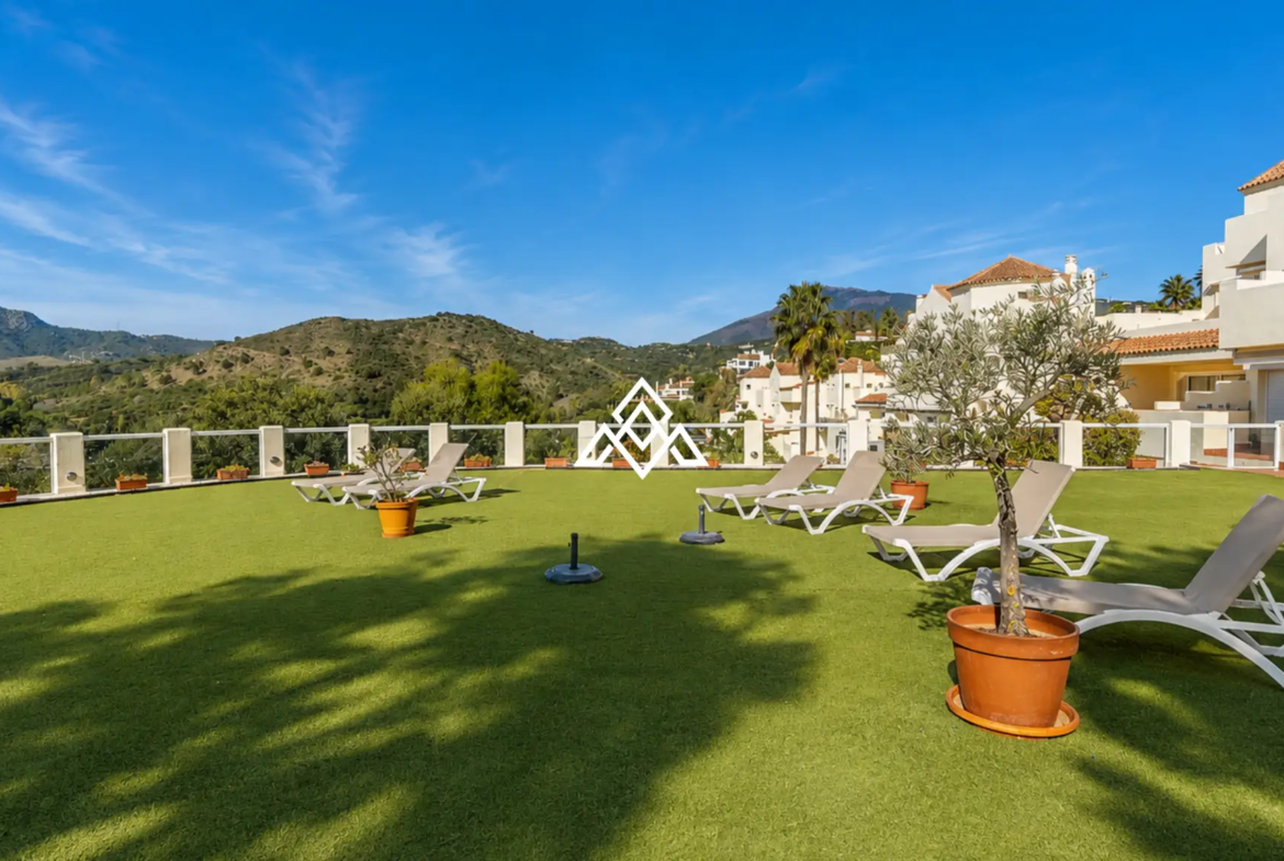 Luxury Benahavis Apartment with panoramic sea, golf and lake views, renovated interiors and terrace. Prime Spain real estate opportunity.