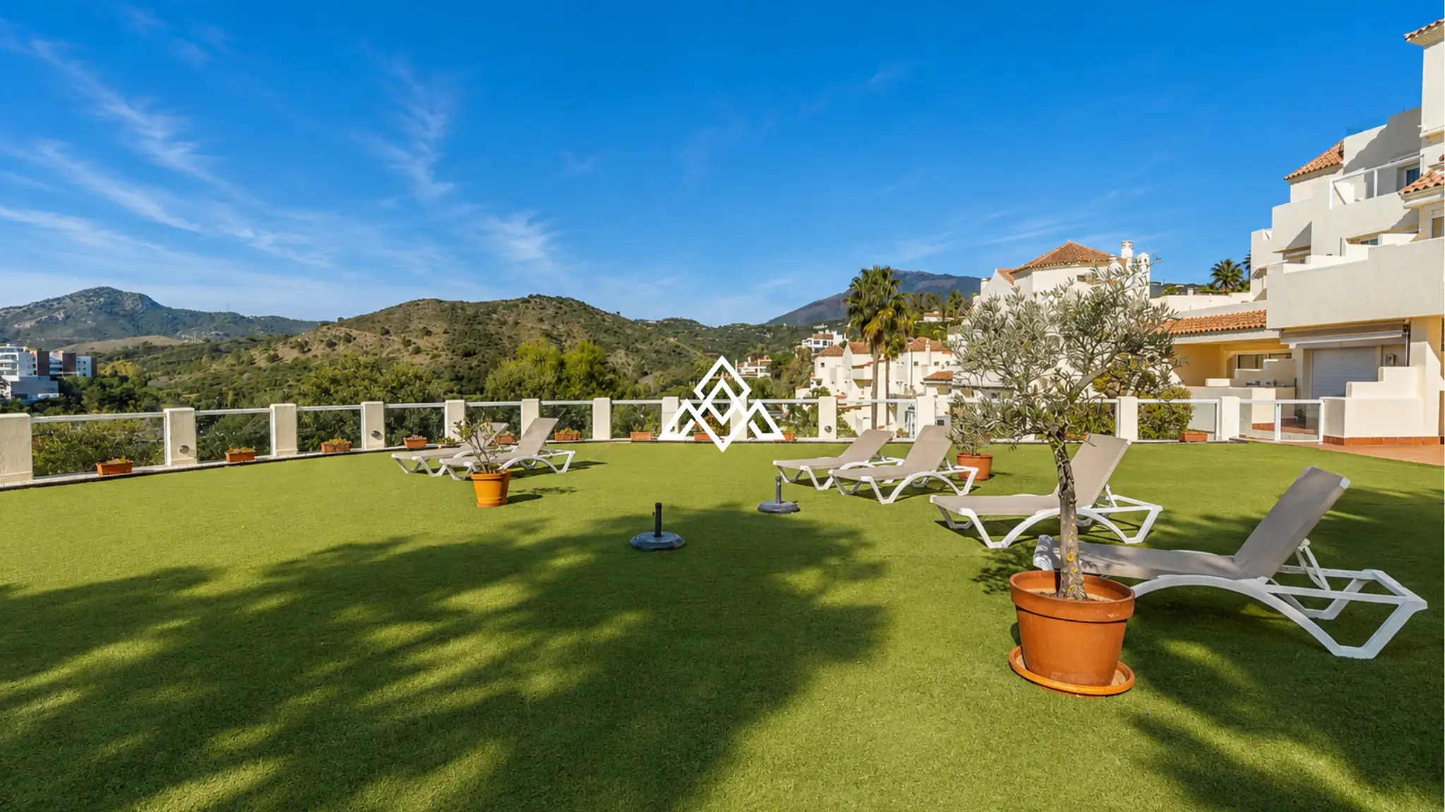 Luxury Benahavis Apartment with panoramic sea, golf and lake views, renovated interiors and terrace. Prime Spain real estate opportunity.