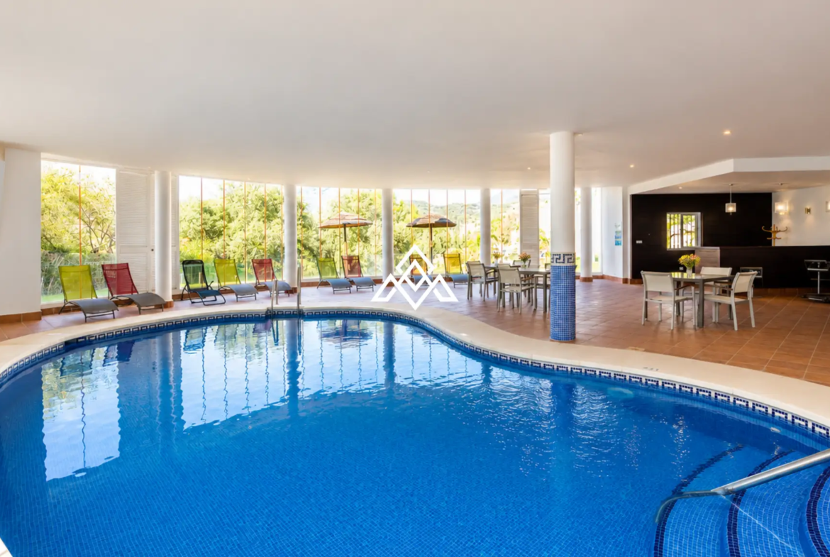 Luxury Benahavis Apartment with panoramic sea, golf and lake views, renovated interiors and terrace. Prime Spain real estate opportunity.