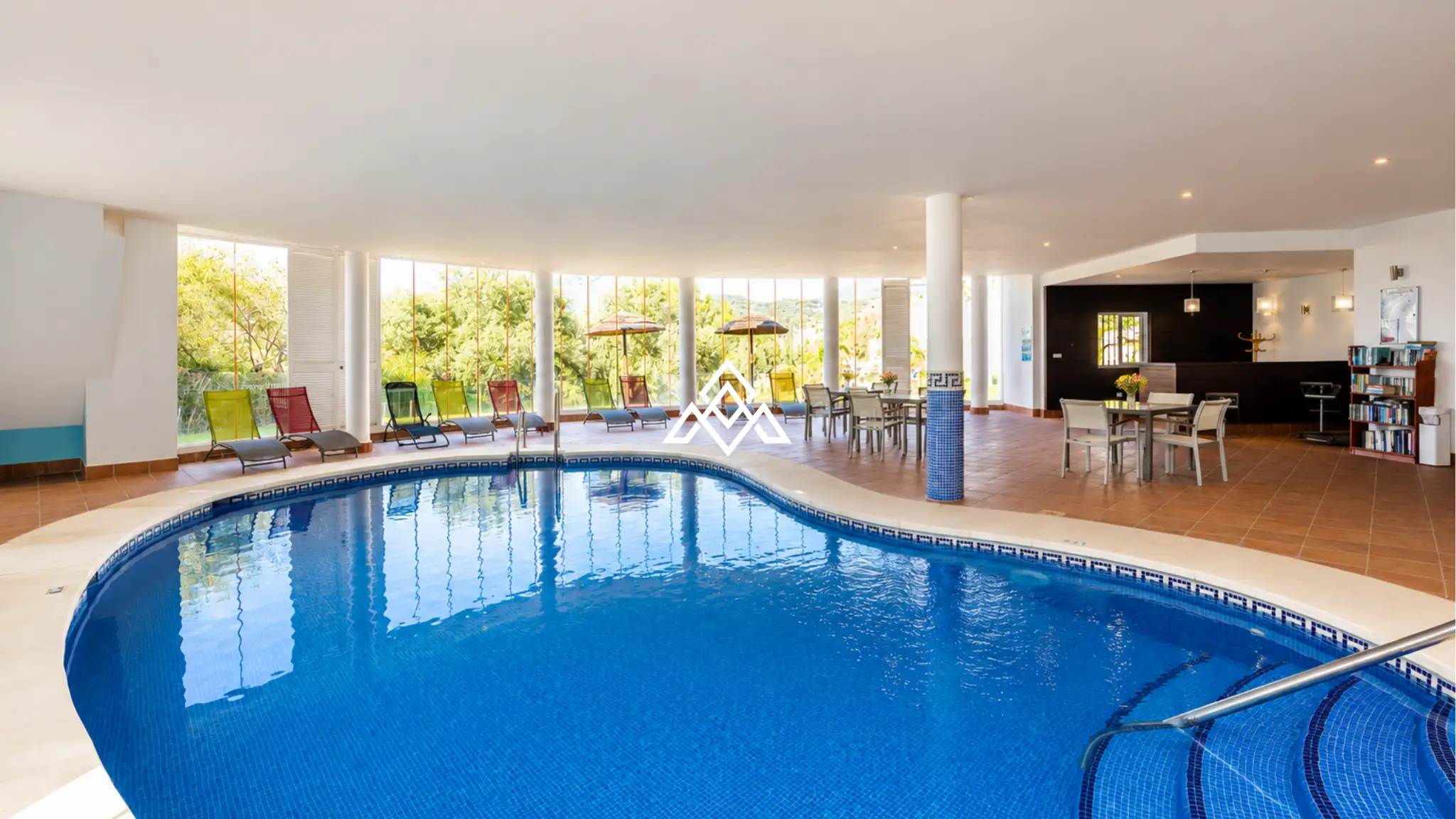 Luxury Benahavis Apartment with panoramic sea, golf and lake views, renovated interiors and terrace. Prime Spain real estate opportunity.