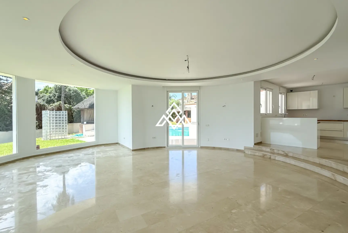 Spacious El Paraiso Villa on a 1,402 m² plot in Estepona. Prime Spain villa for sale close to golf, beaches, and all amenities.
