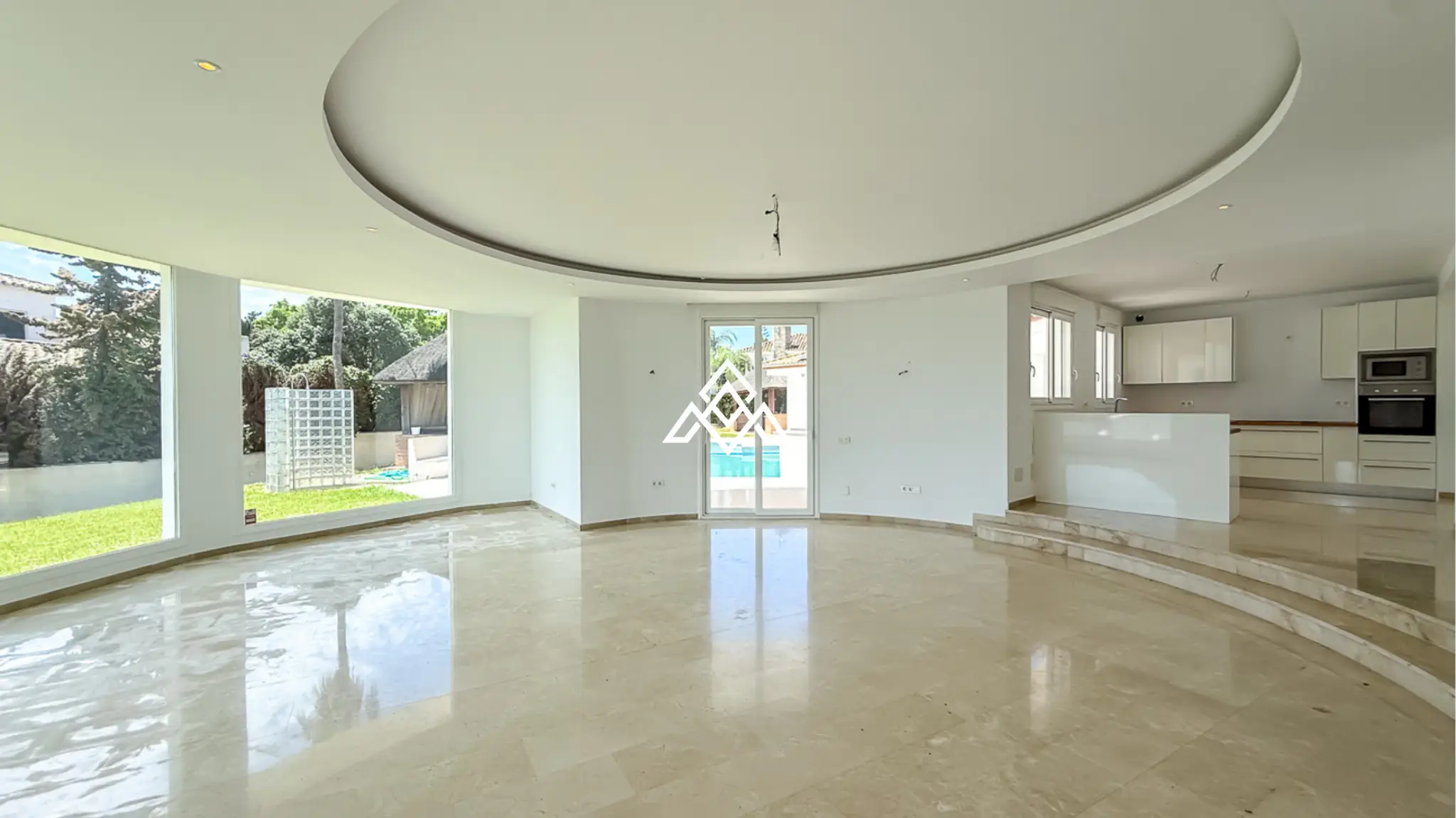 Spacious El Paraiso Villa on a 1,402 m² plot in Estepona. Prime Spain villa for sale close to golf, beaches, and all amenities.