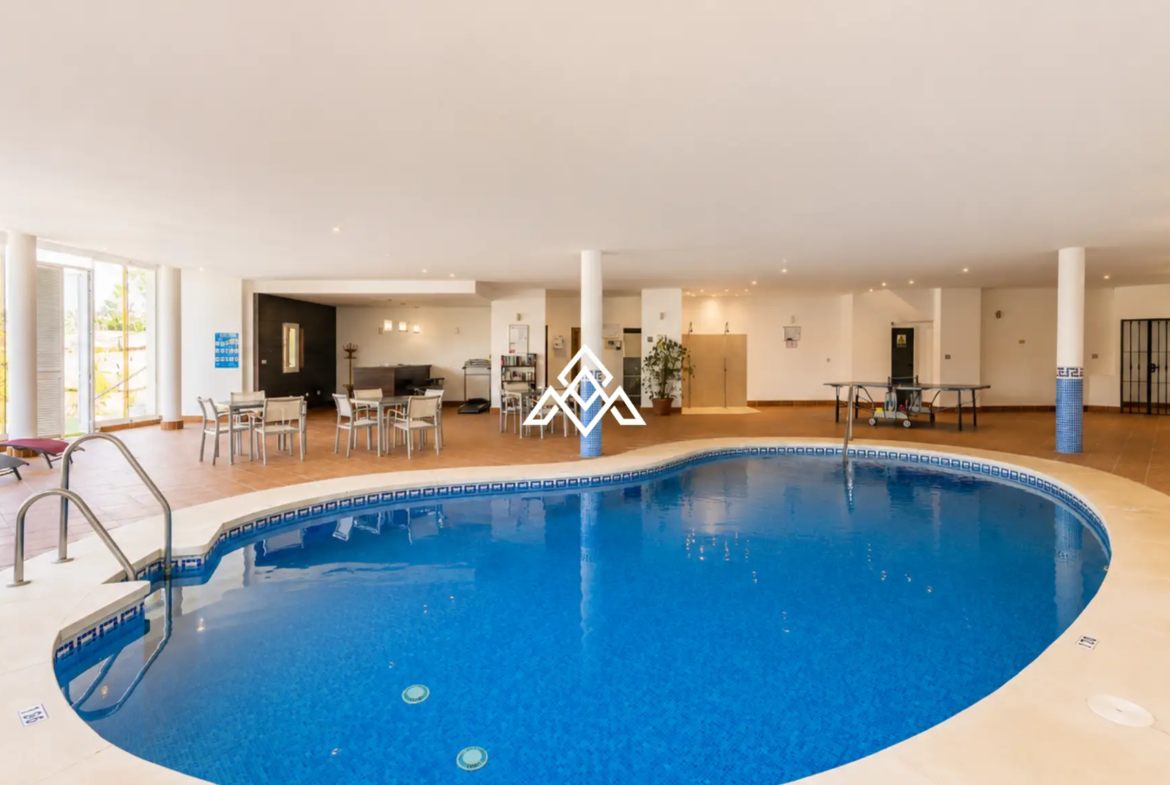 Luxury Benahavis Apartment with panoramic sea, golf and lake views, renovated interiors and terrace. Prime Spain real estate opportunity.