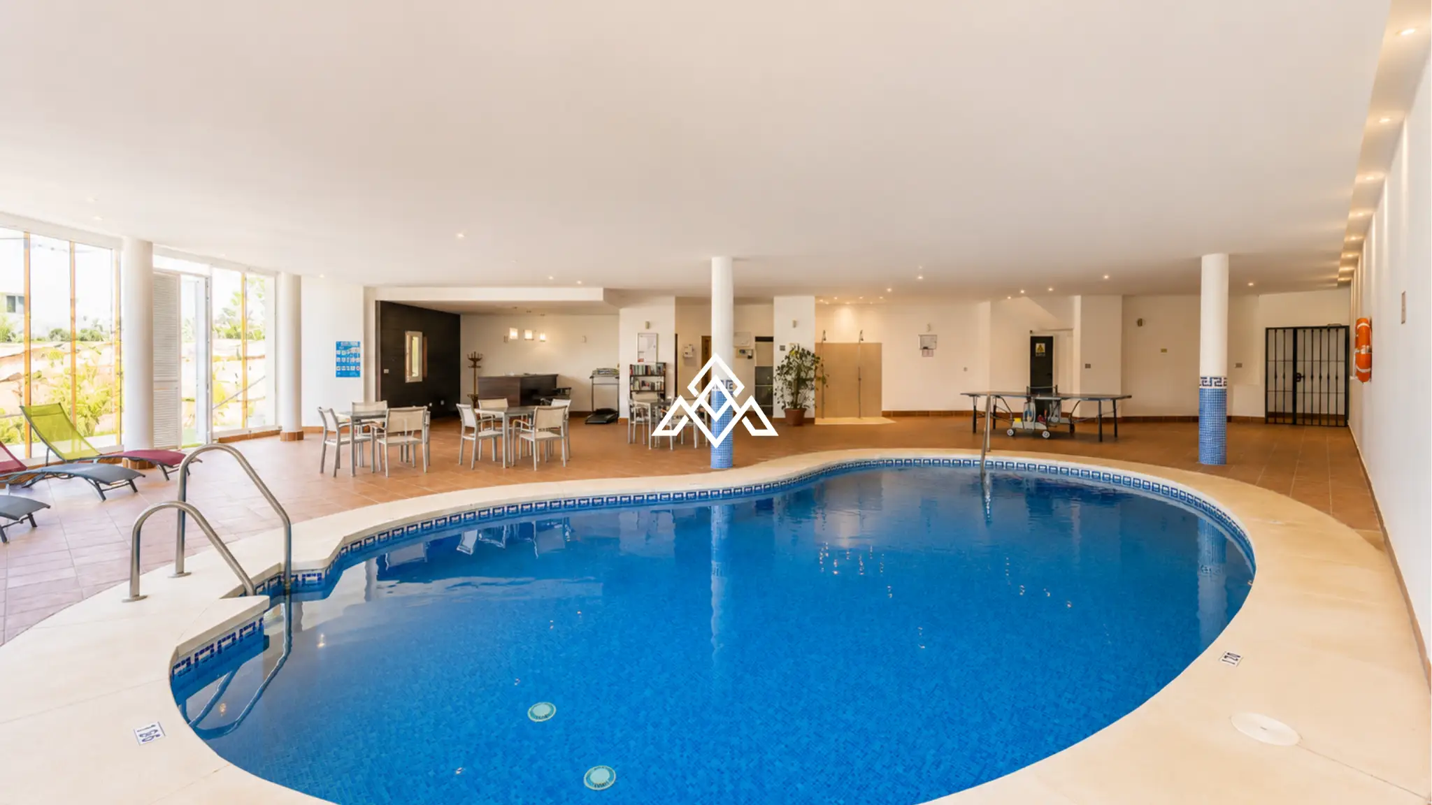 Luxury Benahavis Apartment with panoramic sea, golf and lake views, renovated interiors and terrace. Prime Spain real estate opportunity.