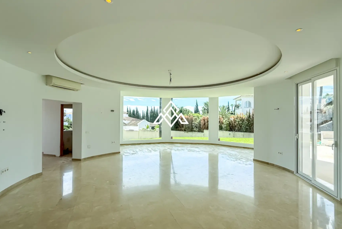 Spacious El Paraiso Villa on a 1,402 m² plot in Estepona. Prime Spain villa for sale close to golf, beaches, and all amenities.