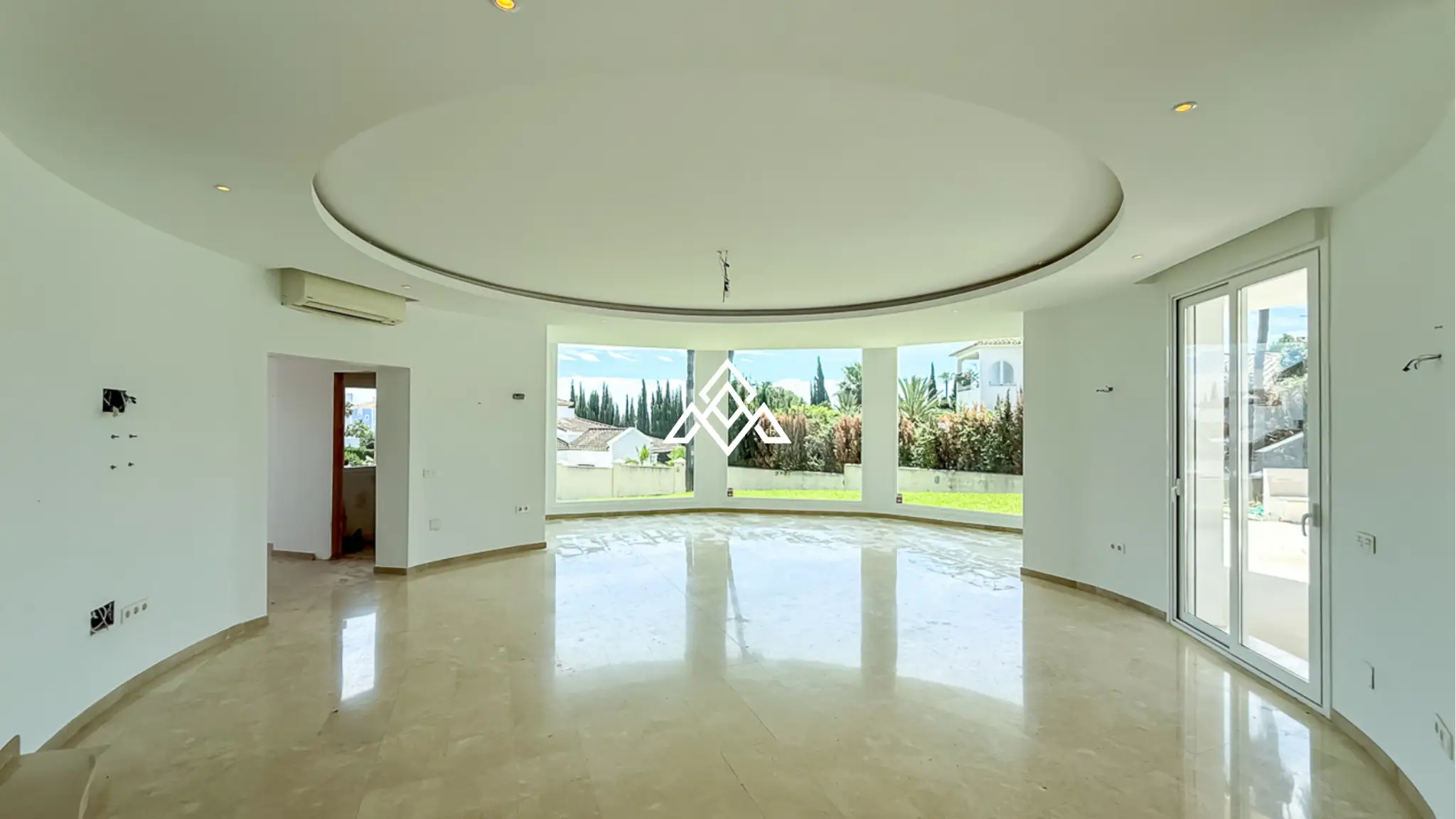 Spacious El Paraiso Villa on a 1,402 m² plot in Estepona. Prime Spain villa for sale close to golf, beaches, and all amenities.