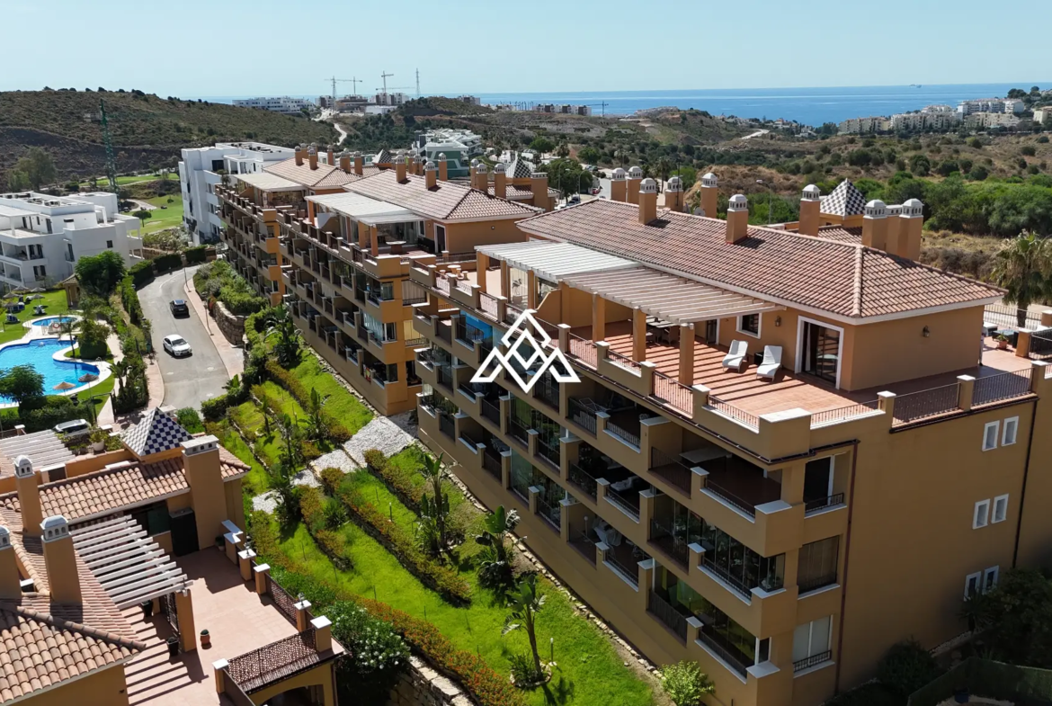 Luxury Calanova Penthouse with a 200 m² terrace, panoramic sea and golf views. Exceptional Spain real estate in La Cala de Mijas.