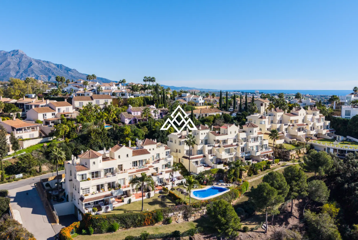 Luxury Benahavis Apartment with panoramic sea, golf and lake views, renovated interiors and terrace. Prime Spain real estate opportunity.