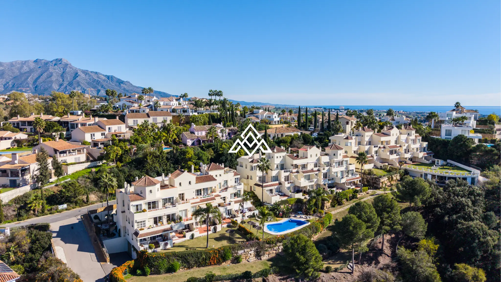 Luxury Benahavis Apartment with panoramic sea, golf and lake views, renovated interiors and terrace. Prime Spain real estate opportunity.