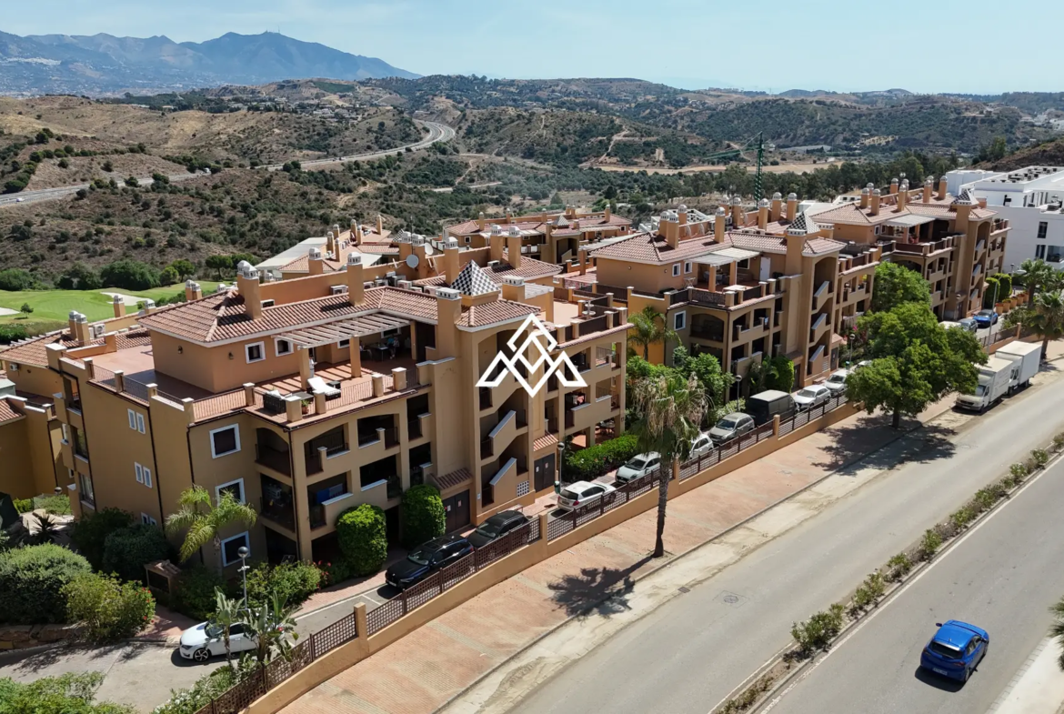 Luxury Calanova Penthouse with a 200 m² terrace, panoramic sea and golf views. Exceptional Spain real estate in La Cala de Mijas.
