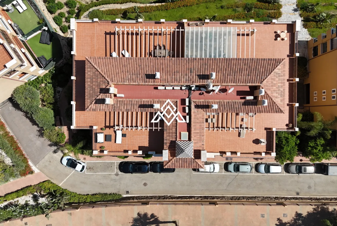 Luxury Calanova Penthouse with a 200 m² terrace, panoramic sea and golf views. Exceptional Spain real estate in La Cala de Mijas.