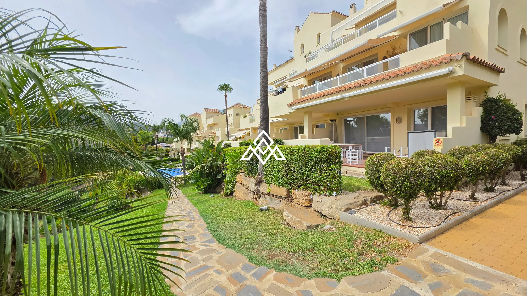 Luxury Benahavis Apartment with panoramic sea, golf and lake views, renovated interiors and terrace. Prime Spain real estate opportunity.