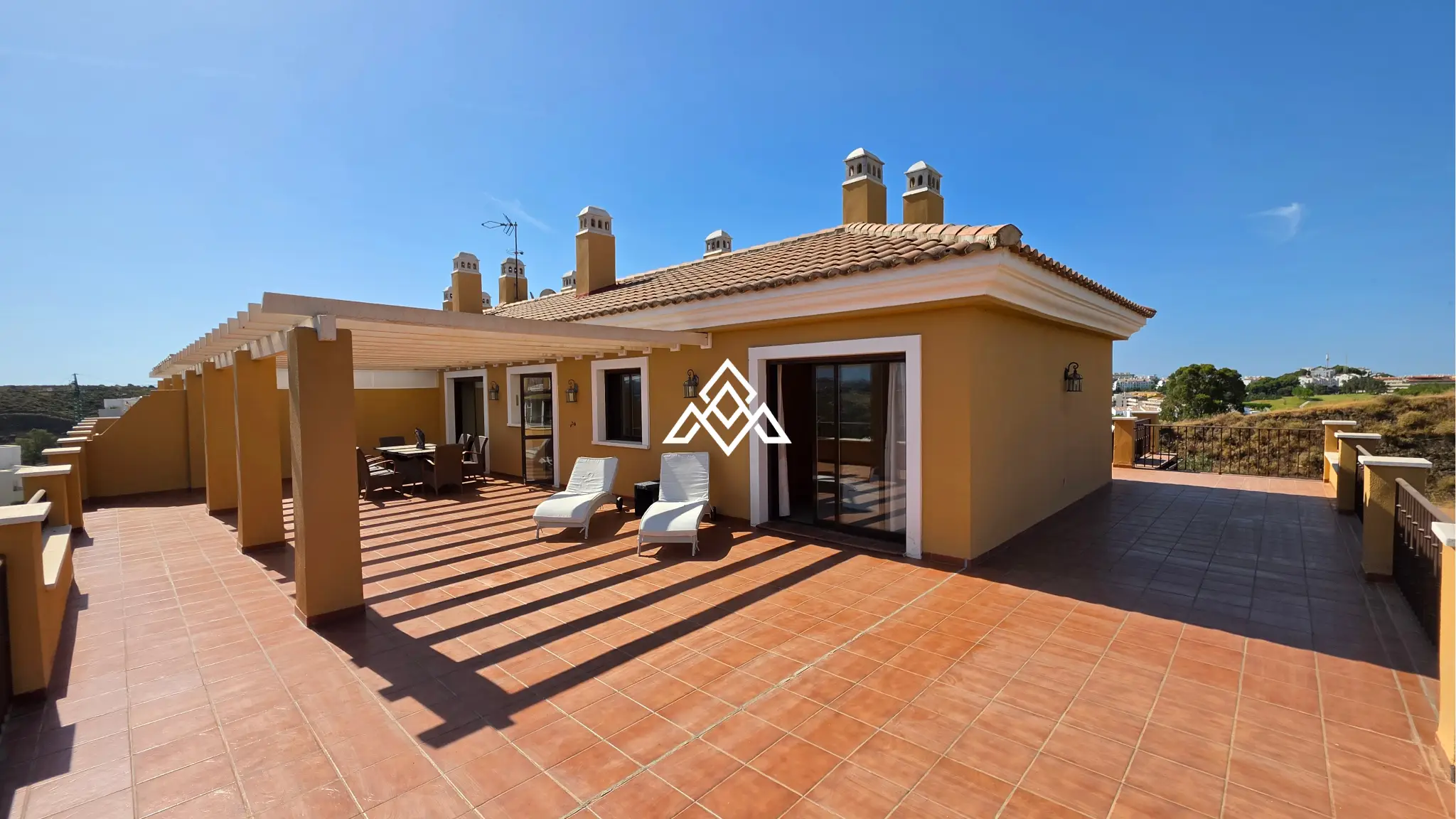 Luxury Calanova Penthouse with a 200 m² terrace, panoramic sea and golf views. Exceptional Spain real estate in La Cala de Mijas.