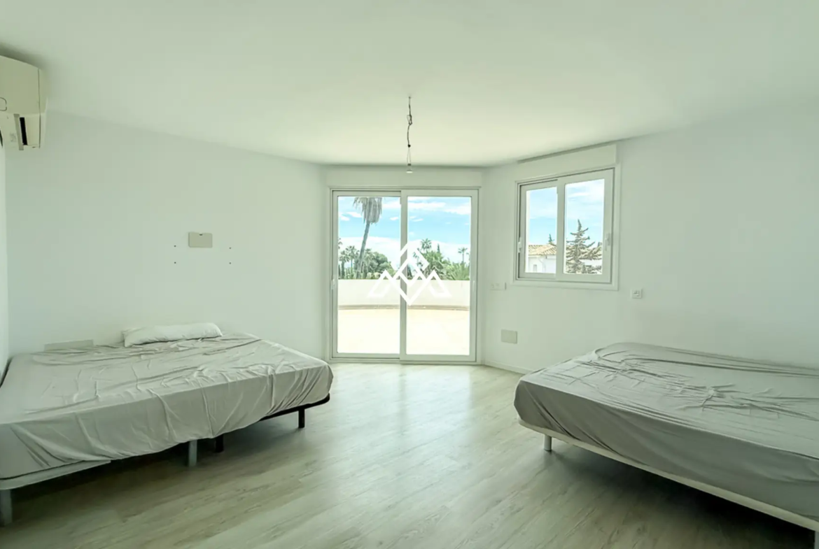 Spacious El Paraiso Villa on a 1,402 m² plot in Estepona. Prime Spain villa for sale close to golf, beaches, and all amenities.