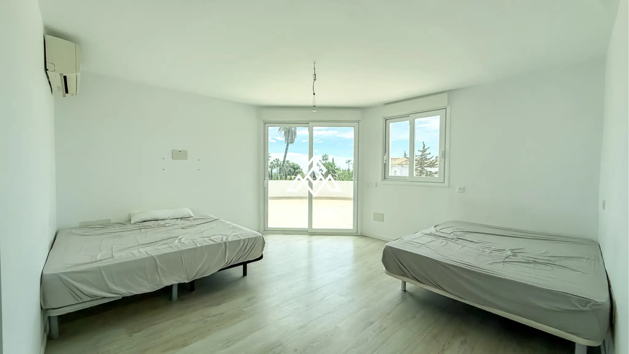 Spacious El Paraiso Villa on a 1,402 m² plot in Estepona. Prime Spain villa for sale close to golf, beaches, and all amenities.