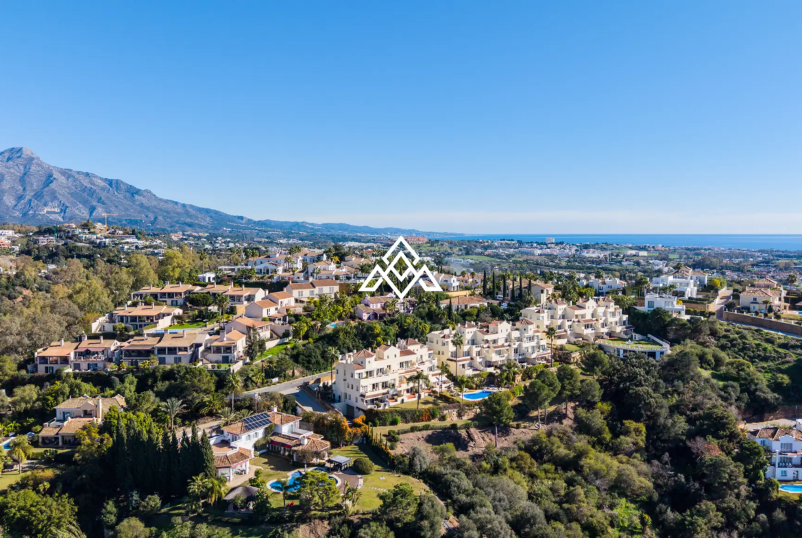 Luxury Benahavis Apartment with panoramic sea, golf and lake views, renovated interiors and terrace. Prime Spain real estate opportunity.