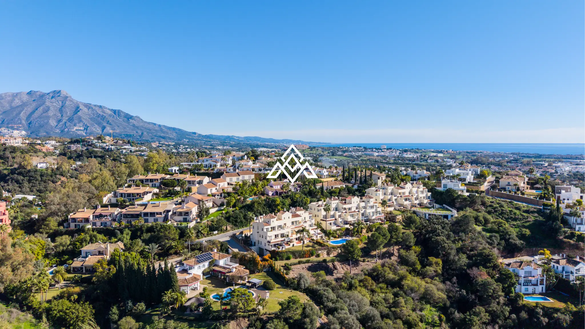 Luxury Benahavis Apartment with panoramic sea, golf and lake views, renovated interiors and terrace. Prime Spain real estate opportunity.