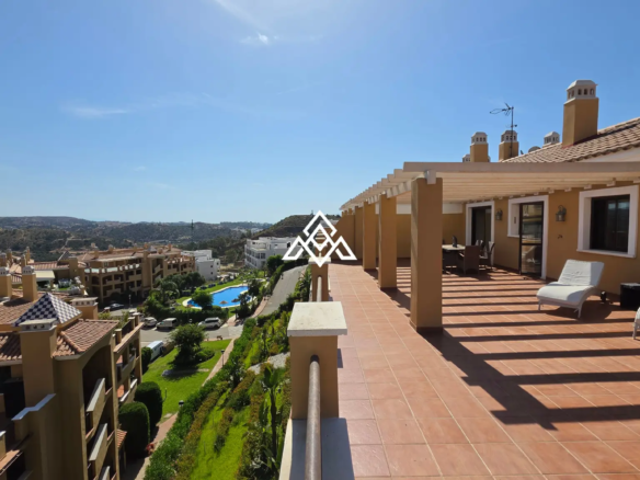 Luxury Calanova Penthouse with a 200 m² terrace, panoramic sea and golf views. Exceptional Spain real estate in La Cala de Mijas.
