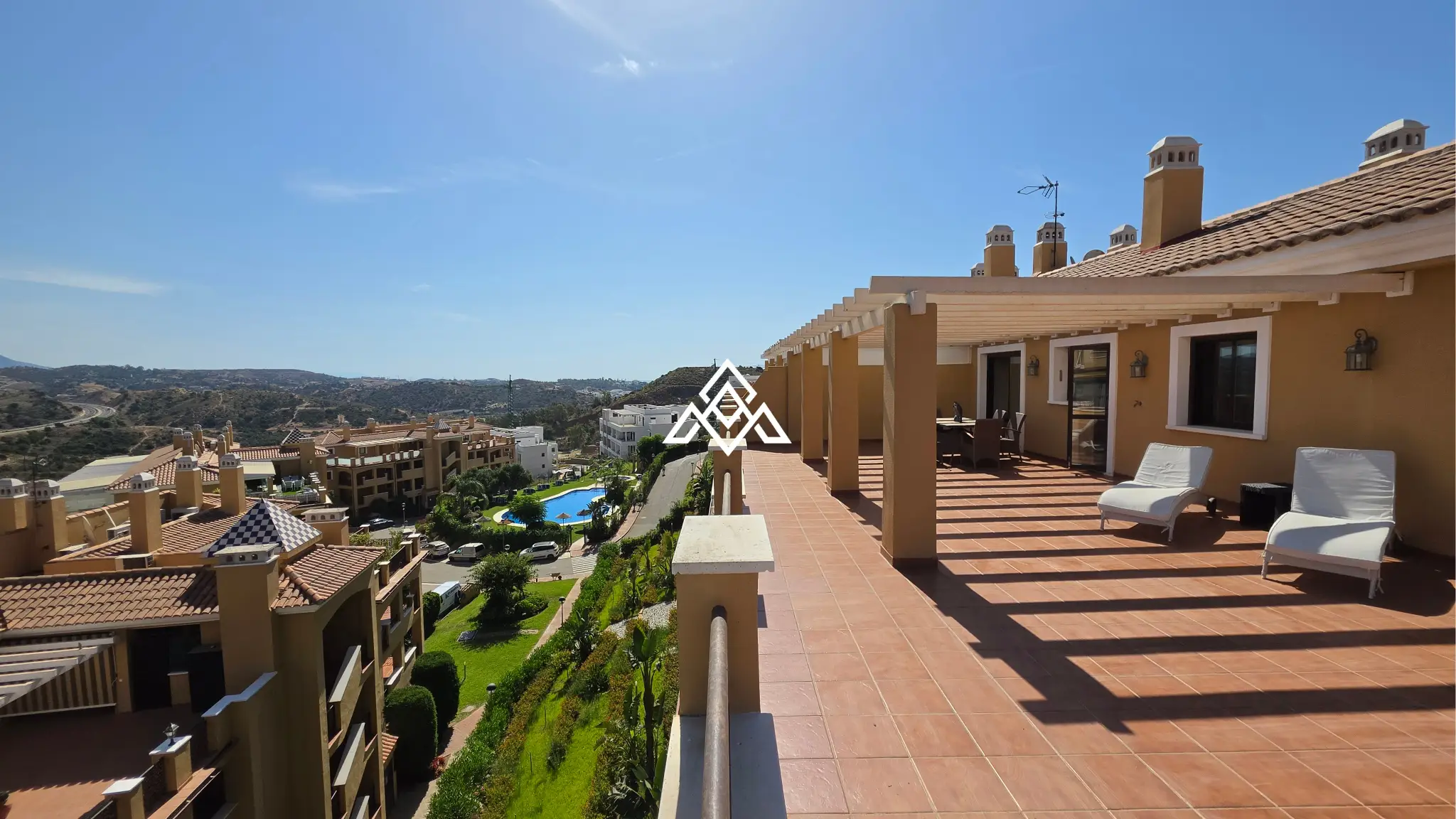 Luxury Calanova Penthouse with a 200 m² terrace, panoramic sea and golf views. Exceptional Spain real estate in La Cala de Mijas.