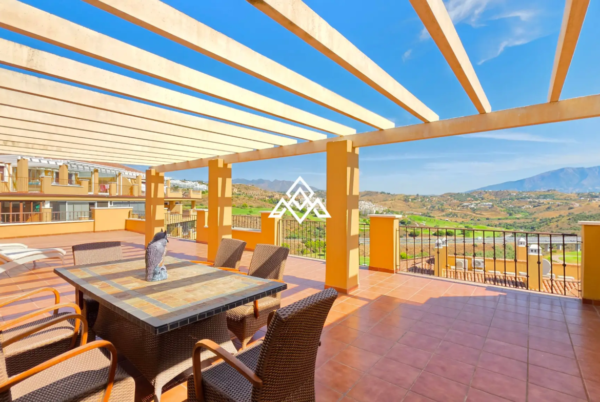 Luxury Calanova Penthouse with a 200 m² terrace, panoramic sea and golf views. Exceptional Spain real estate in La Cala de Mijas.