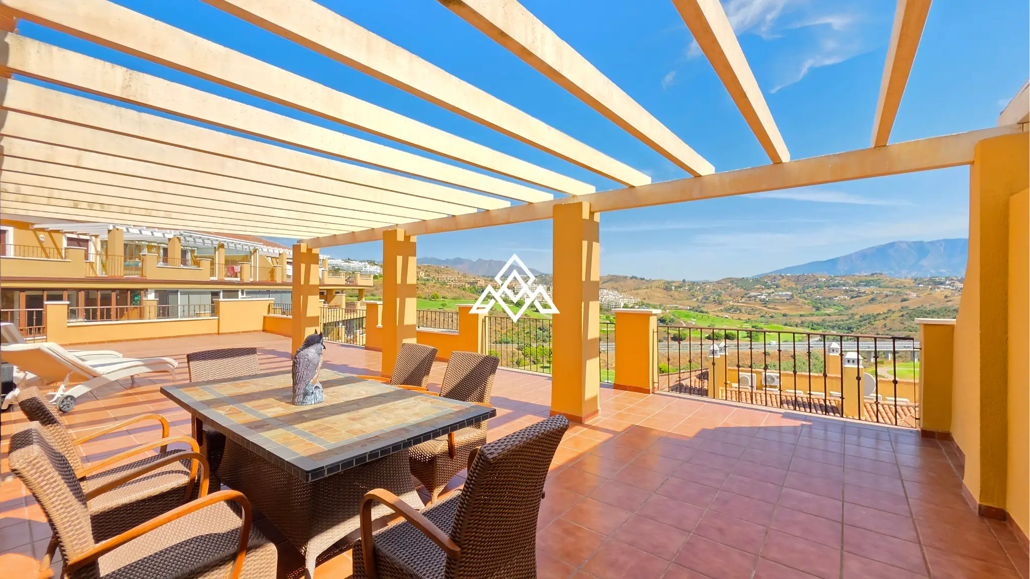 Luxury Calanova Penthouse with a 200 m² terrace, panoramic sea and golf views. Exceptional Spain real estate in La Cala de Mijas.