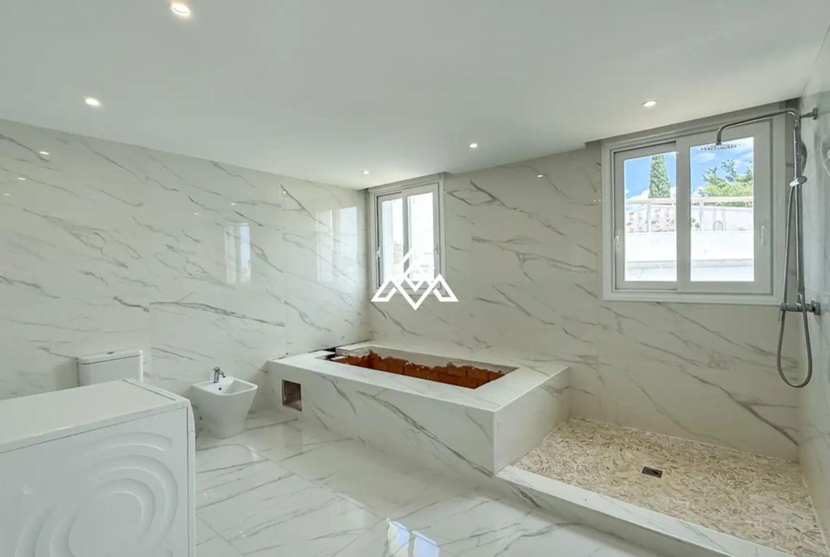 Spacious El Paraiso Villa on a 1,402 m² plot in Estepona. Prime Spain villa for sale close to golf, beaches, and all amenities.