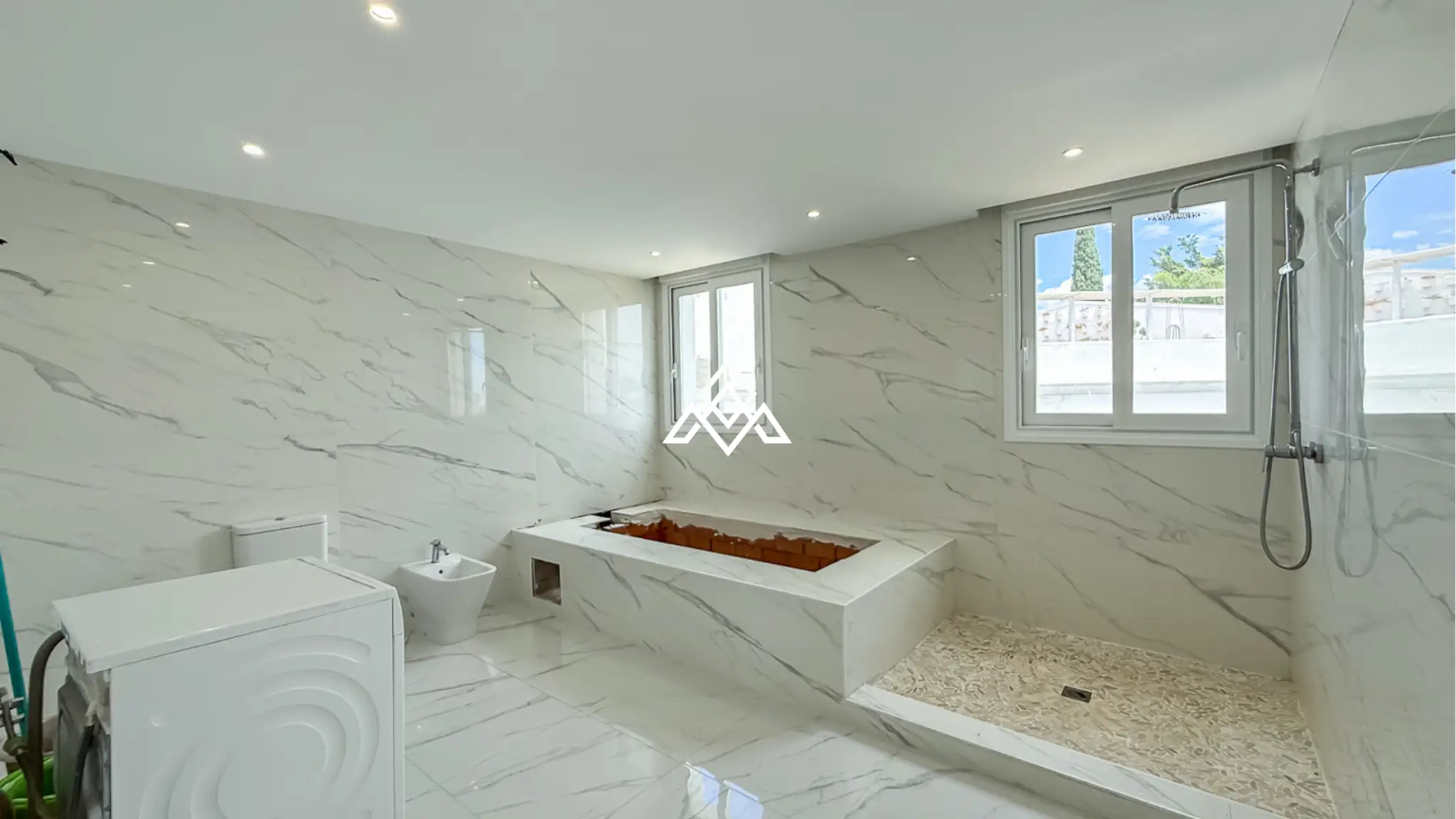Spacious El Paraiso Villa on a 1,402 m² plot in Estepona. Prime Spain villa for sale close to golf, beaches, and all amenities.