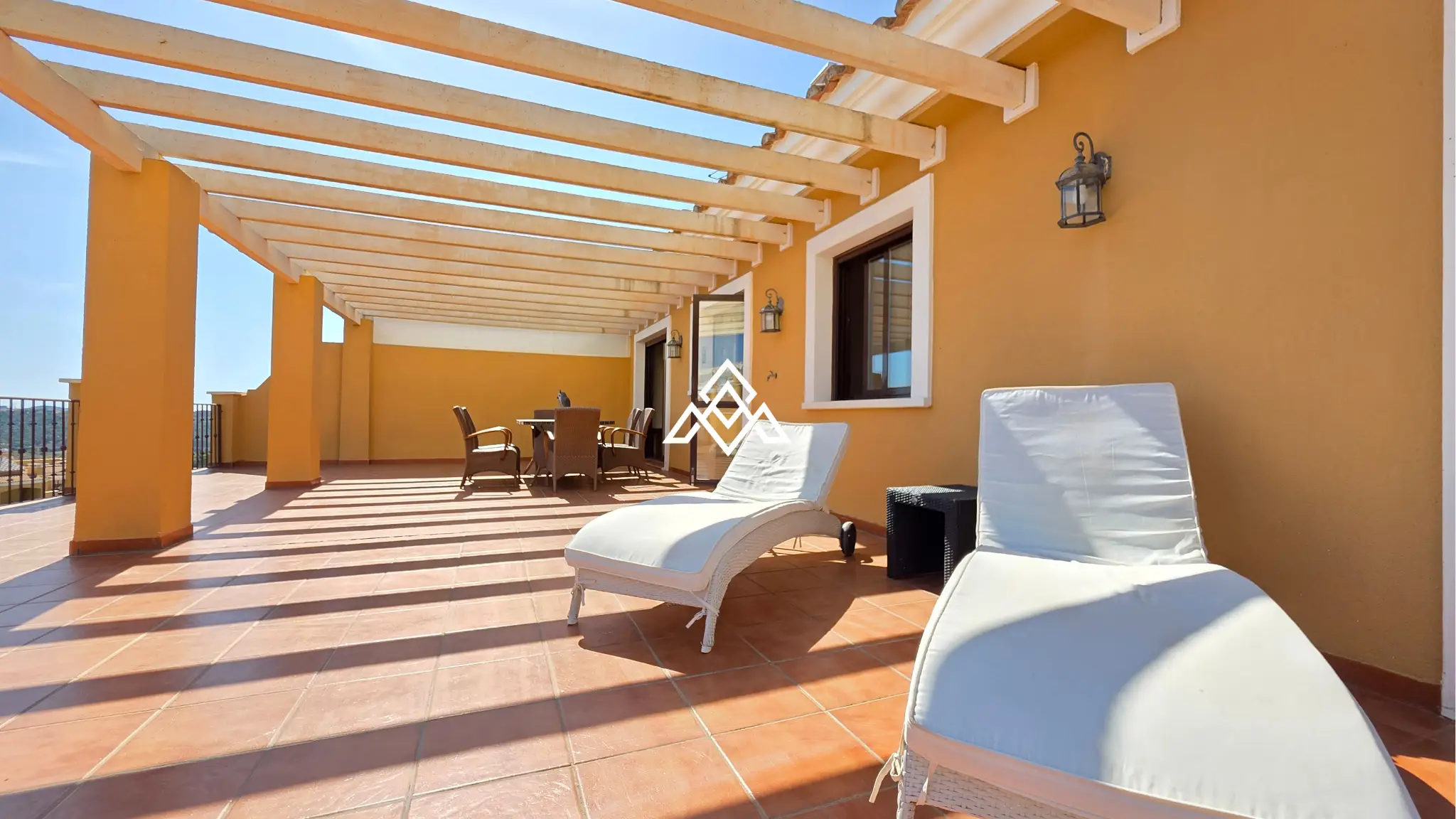 Luxury Calanova Penthouse with a 200 m² terrace, panoramic sea and golf views. Exceptional Spain real estate in La Cala de Mijas.