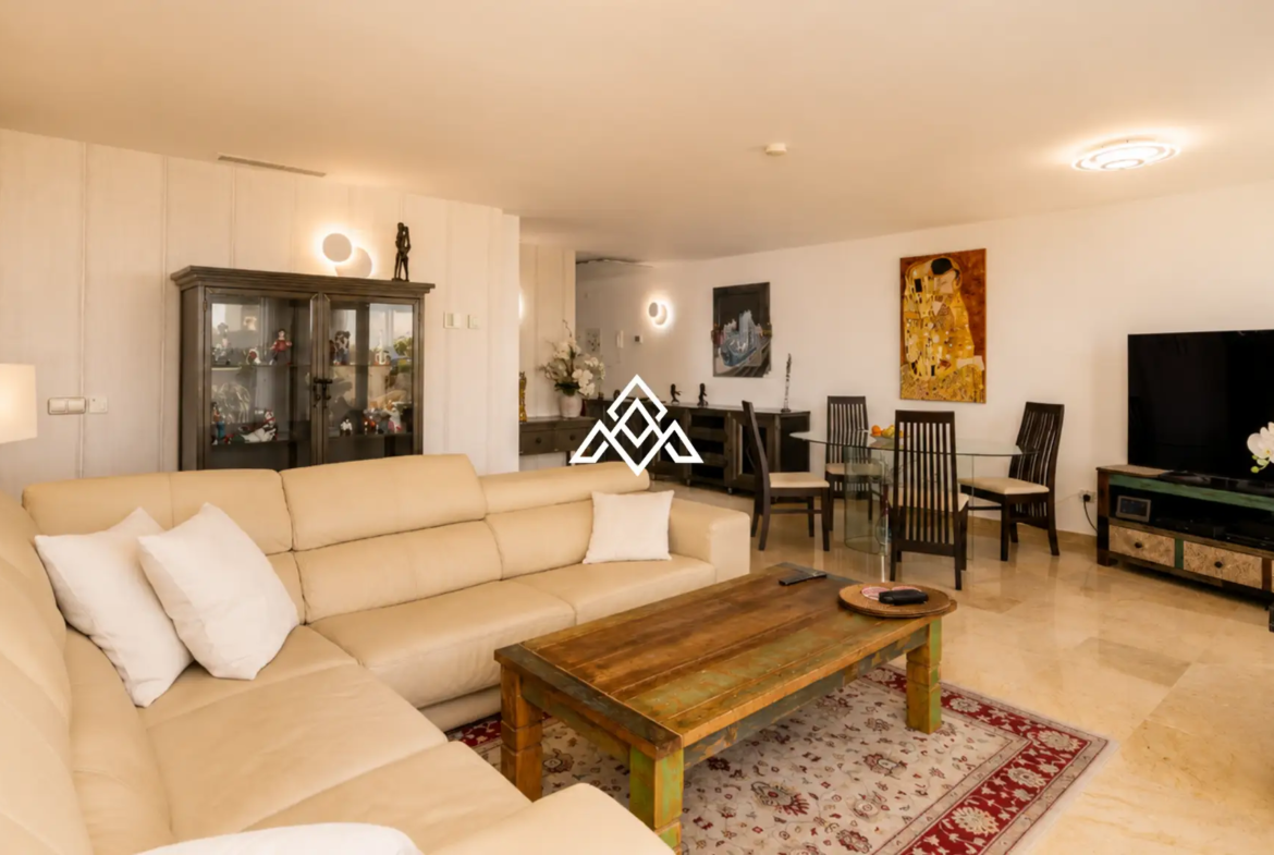 Luxury Benahavis Apartment with panoramic sea, golf and lake views, renovated interiors and terrace. Prime Spain real estate opportunity.