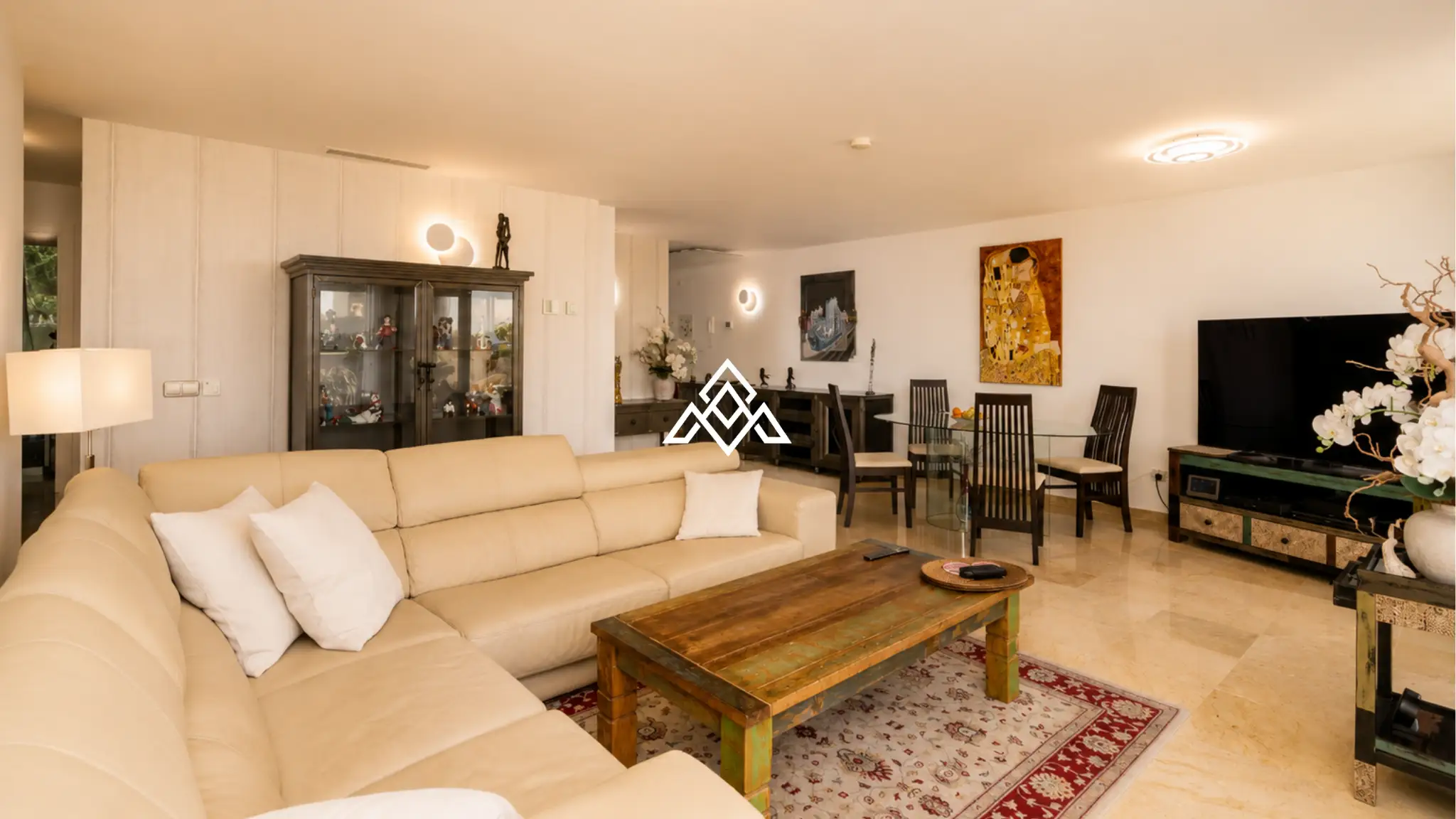 Luxury Benahavis Apartment with panoramic sea, golf and lake views, renovated interiors and terrace. Prime Spain real estate opportunity.