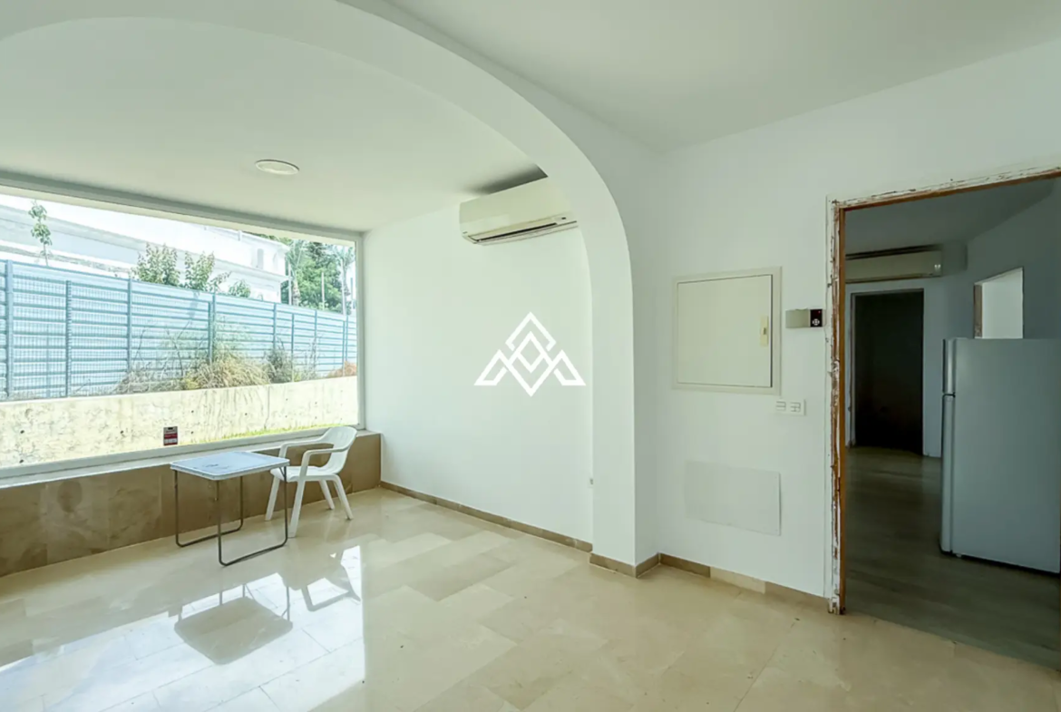 Spacious El Paraiso Villa on a 1,402 m² plot in Estepona. Prime Spain villa for sale close to golf, beaches, and all amenities.