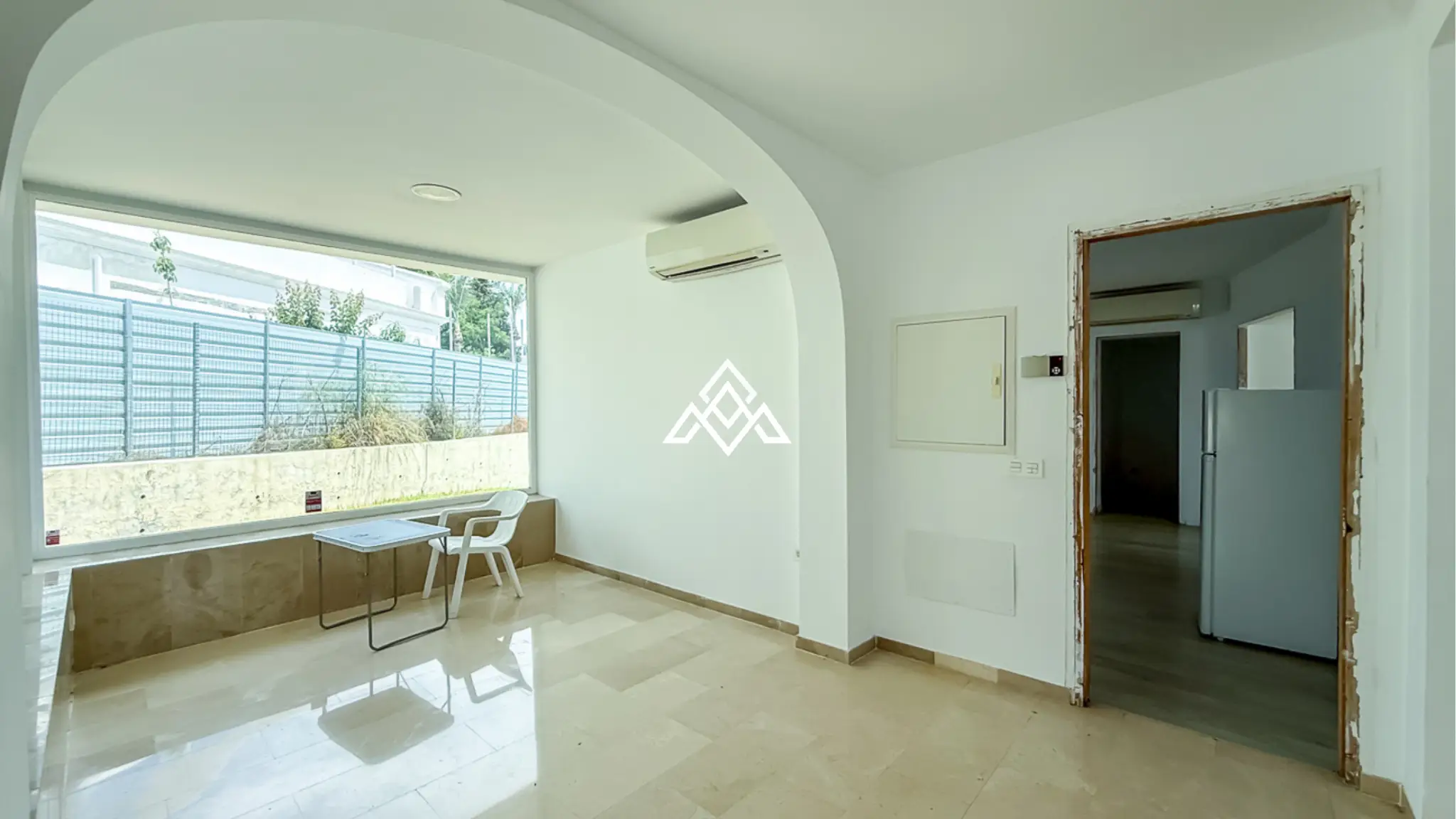 Spacious El Paraiso Villa on a 1,402 m² plot in Estepona. Prime Spain villa for sale close to golf, beaches, and all amenities.