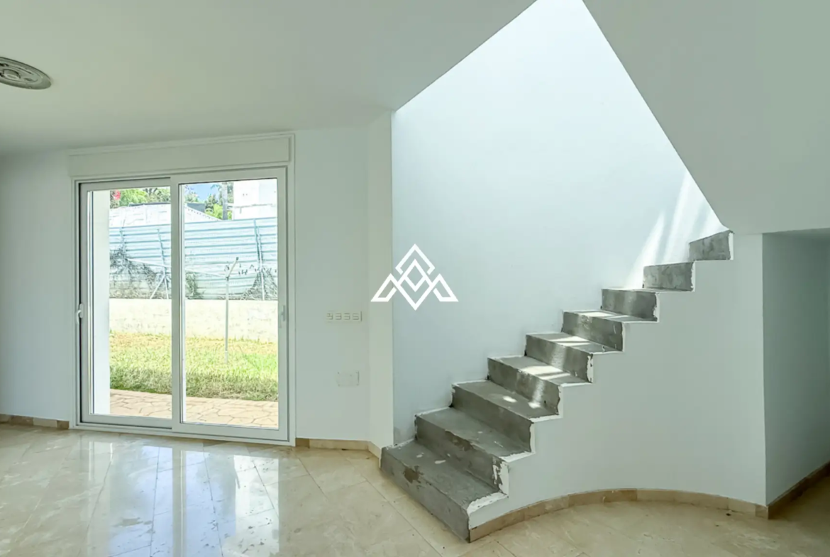 Spacious El Paraiso Villa on a 1,402 m² plot in Estepona. Prime Spain villa for sale close to golf, beaches, and all amenities.