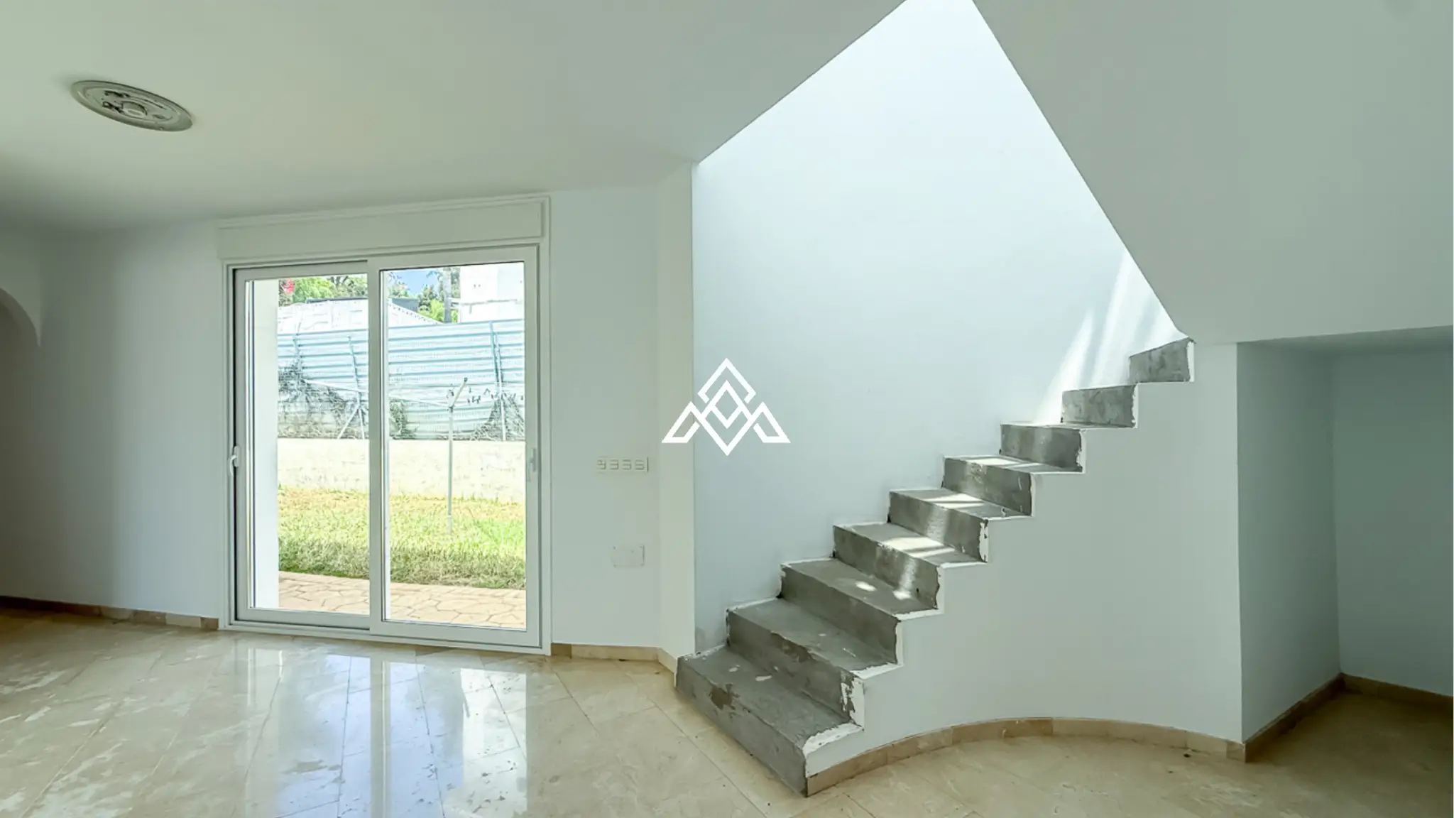 Spacious El Paraiso Villa on a 1,402 m² plot in Estepona. Prime Spain villa for sale close to golf, beaches, and all amenities.