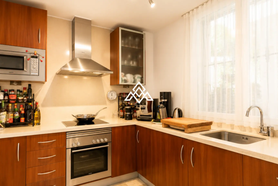 Luxury Benahavis Apartment with panoramic sea, golf and lake views, renovated interiors and terrace. Prime Spain real estate opportunity.
