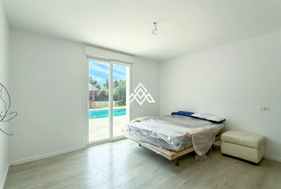 Spacious El Paraiso Villa on a 1,402 m² plot in Estepona. Prime Spain villa for sale close to golf, beaches, and all amenities.