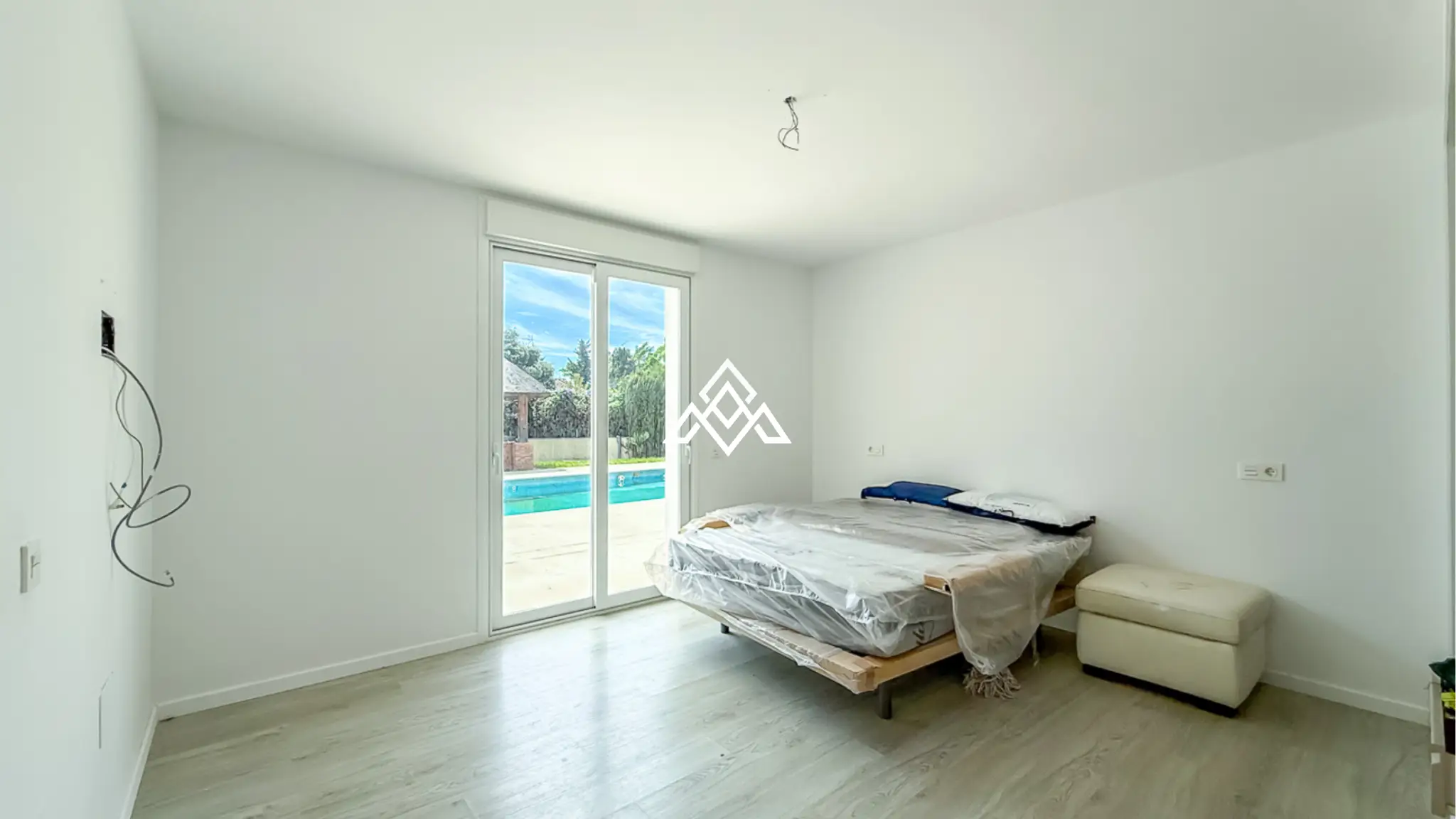 Spacious El Paraiso Villa on a 1,402 m² plot in Estepona. Prime Spain villa for sale close to golf, beaches, and all amenities.