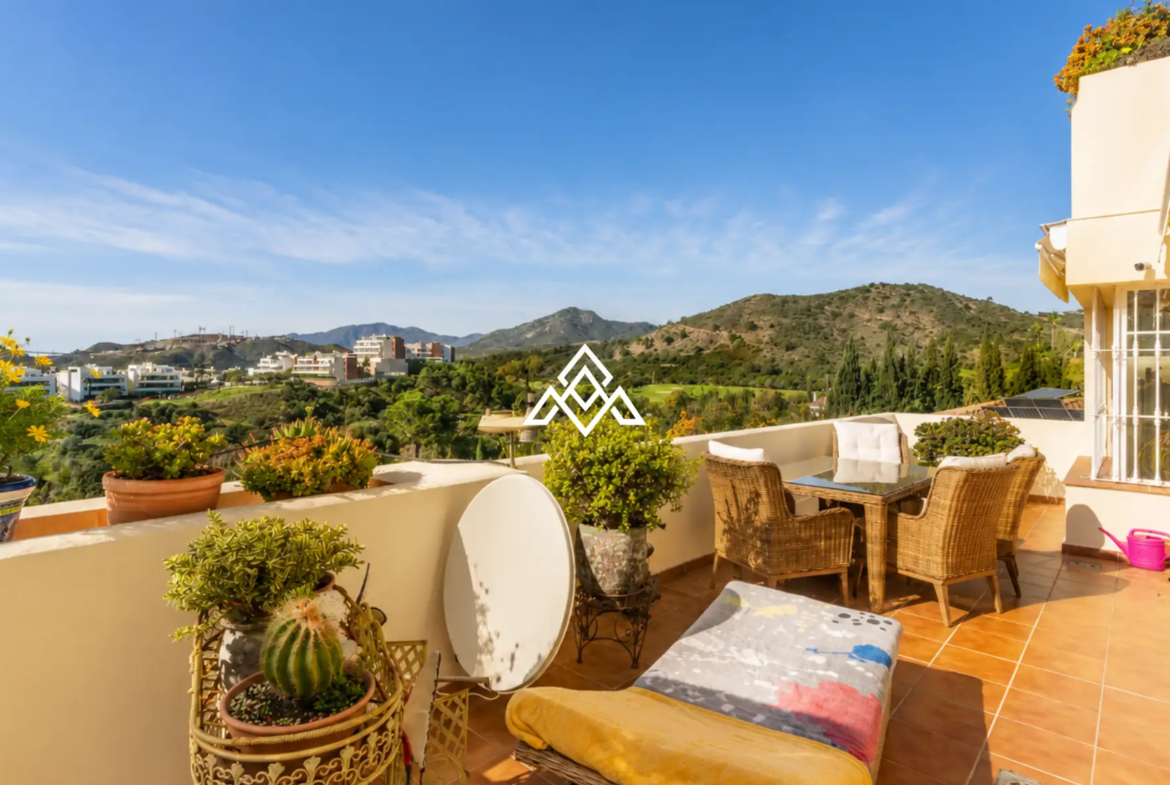 Luxury Benahavis Apartment with panoramic sea, golf and lake views, renovated interiors and terrace. Prime Spain real estate opportunity.