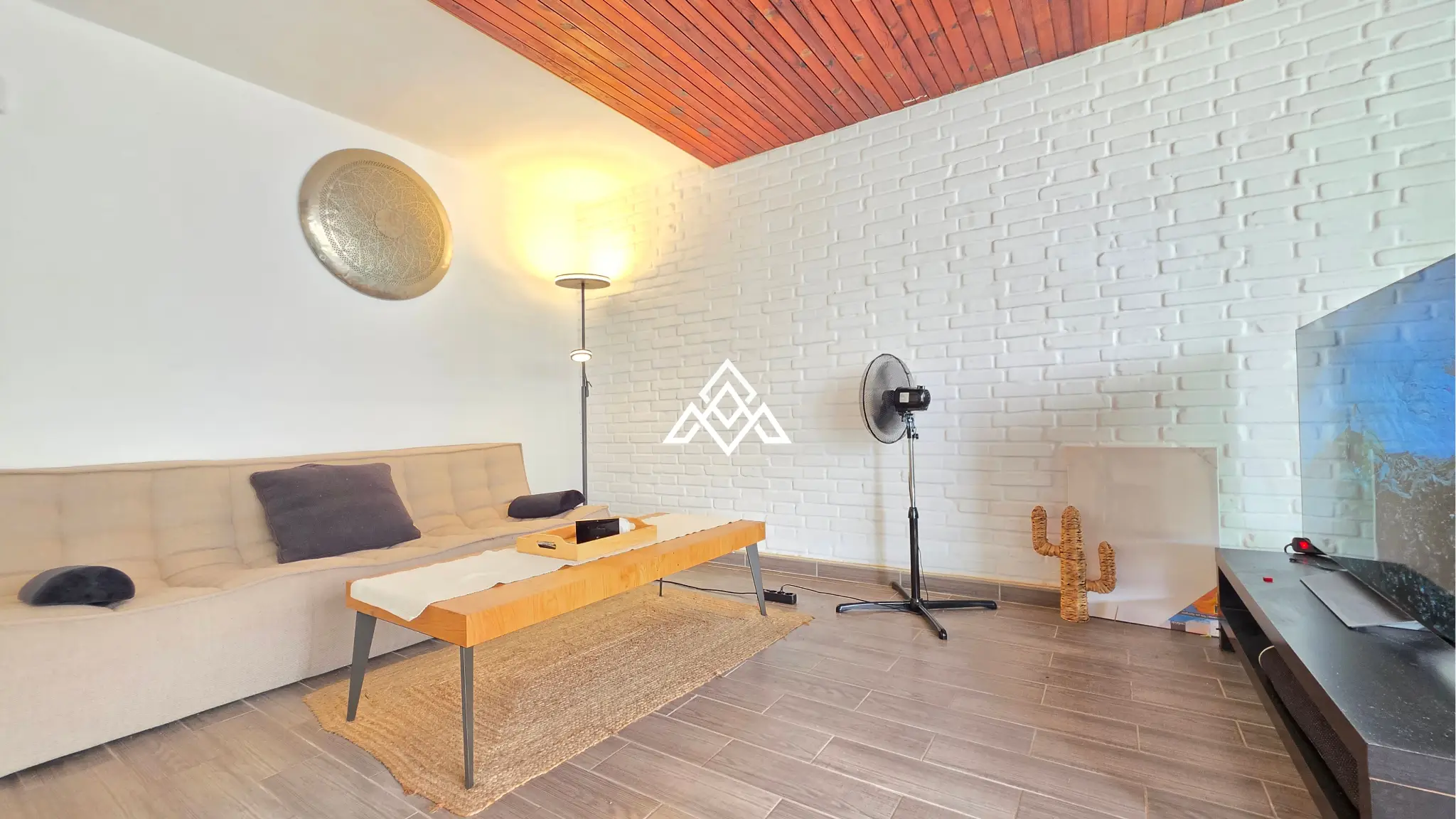 10 (21) Charming Cortijo Blanco Penthouse near the beach and Puerto Banús. Great Spain real estate investment with terrace and pool views.